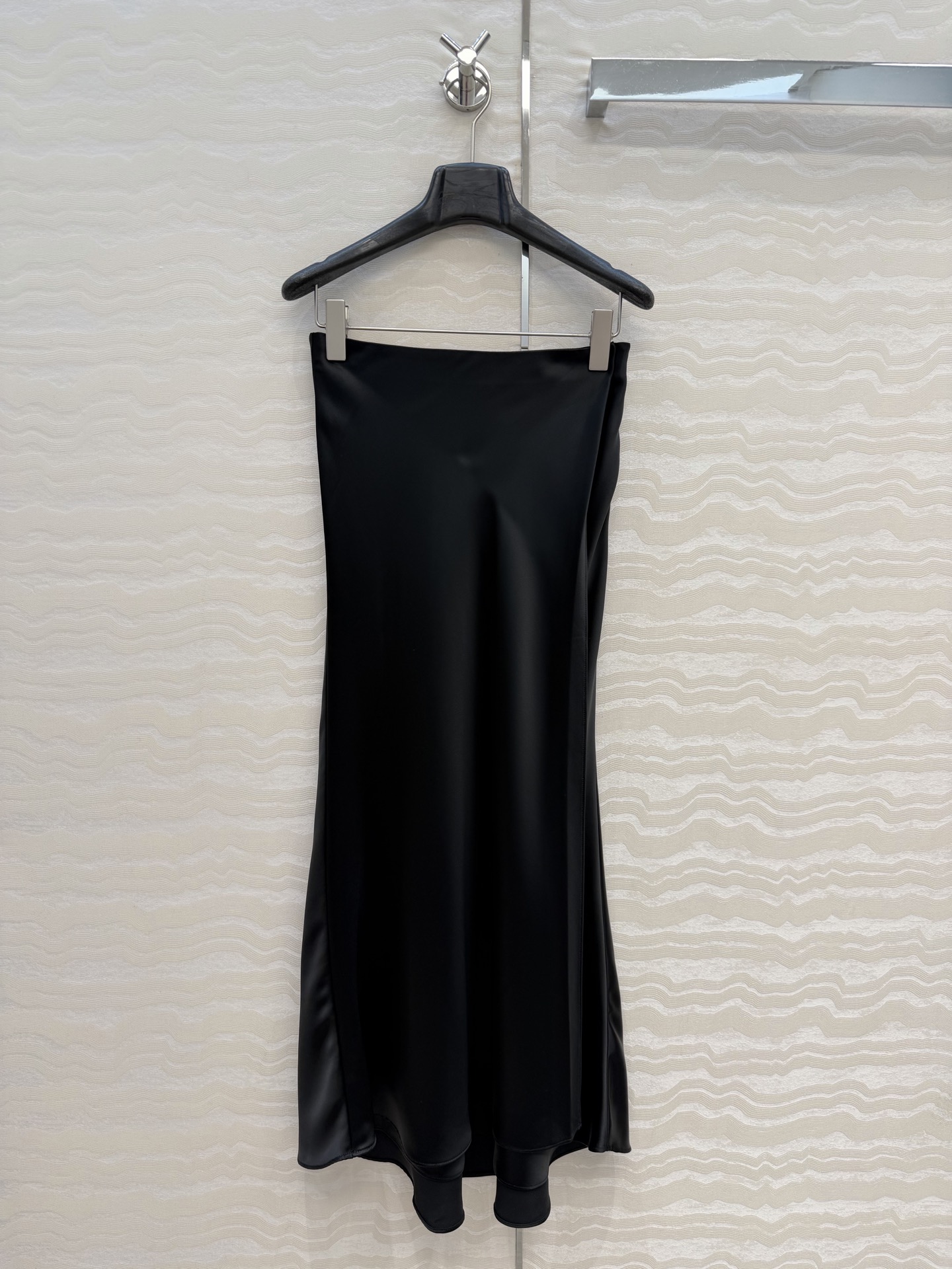 高端原单品质❤️KH极简主义穿搭！长期纸片人鱼尾开叉裙摆长半裙！一片式剪裁高定醋酸真丝四针半裙！慵懒随性