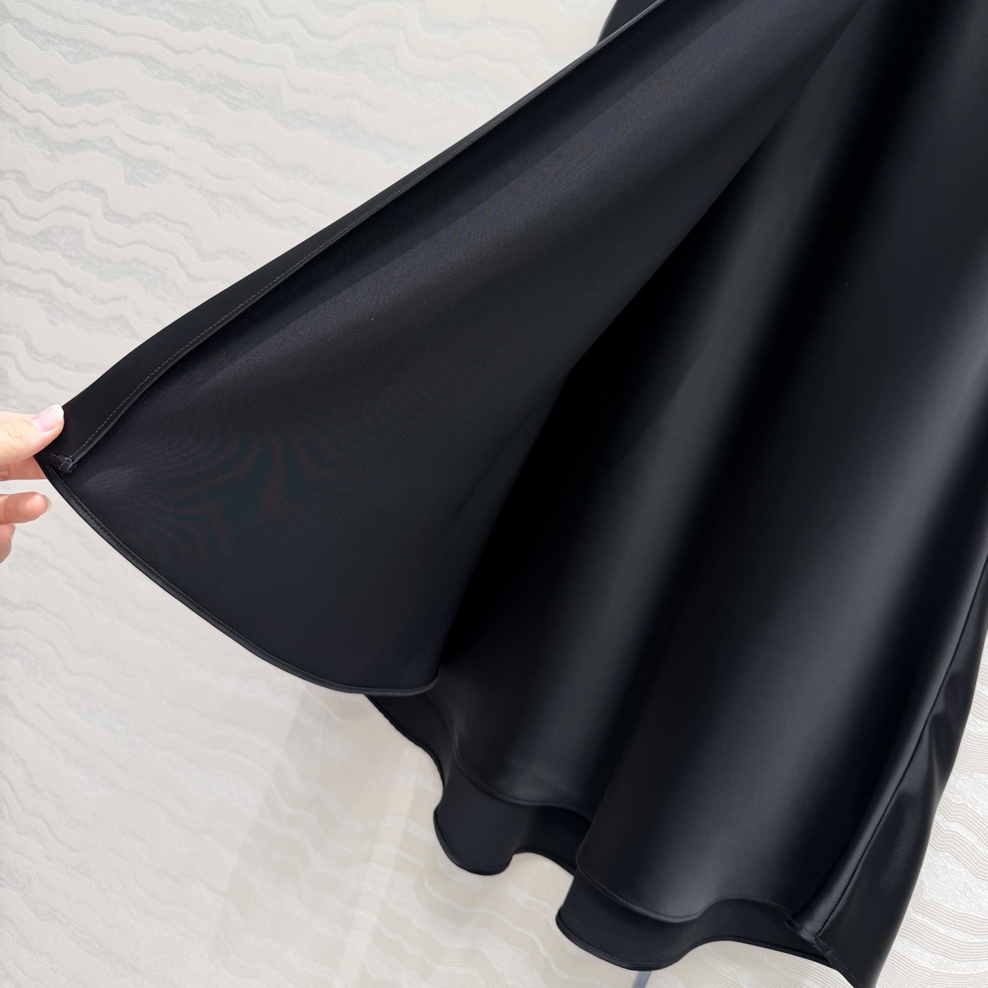 高端原单品质❤️KH极简主义穿搭！长期纸片人鱼尾开叉裙摆长半裙！一片式剪裁高定醋酸真丝四针半裙！慵懒随性