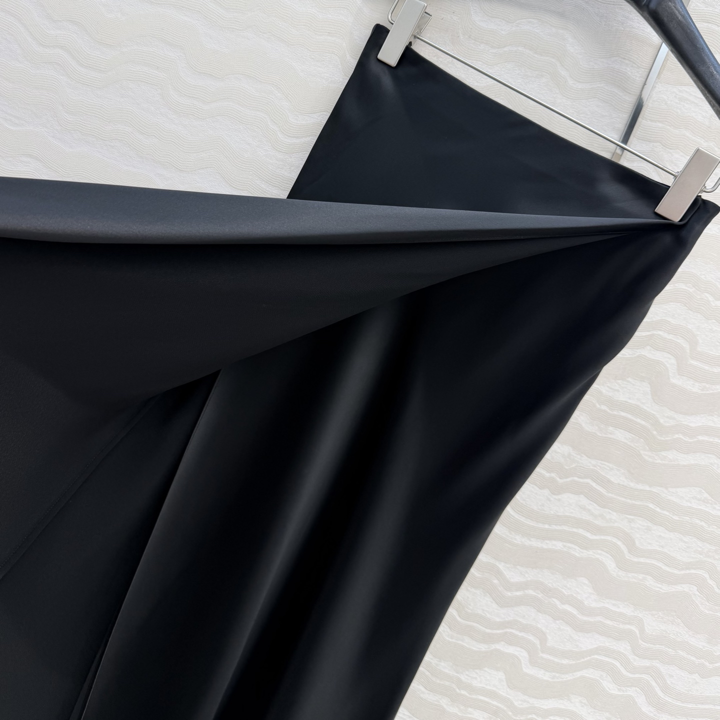 高端原单品质❤️KH极简主义穿搭！长期纸片人鱼尾开叉裙摆长半裙！一片式剪裁高定醋酸真丝四针半裙！慵懒随性