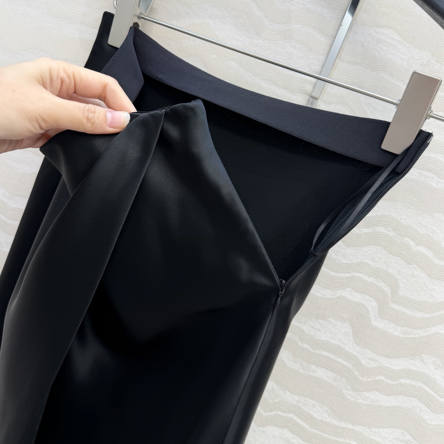 高端原单品质❤️KH极简主义穿搭！长期纸片人鱼尾开叉裙摆长半裙！一片式剪裁高定醋酸真丝四针半裙！慵懒随性