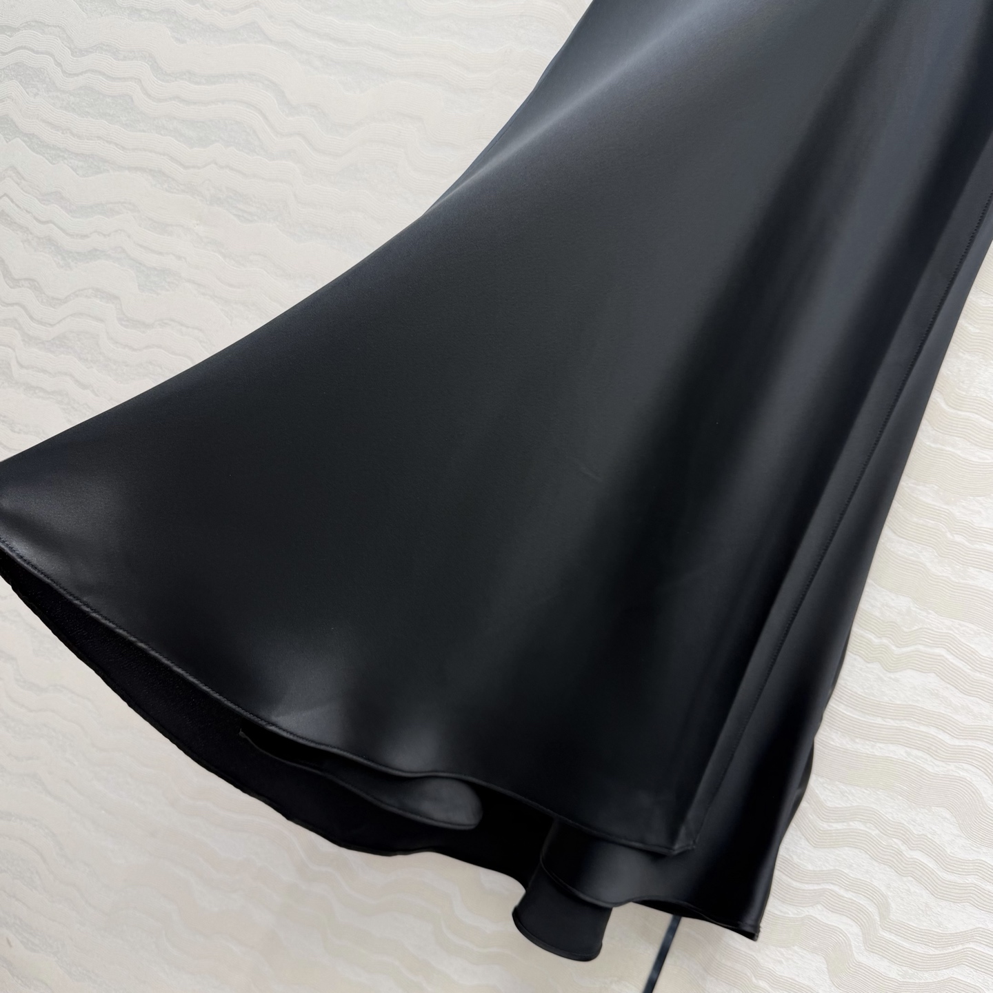 高端原单品质❤️KH极简主义穿搭！长期纸片人鱼尾开叉裙摆长半裙！一片式剪裁高定醋酸真丝四针半裙！慵懒随性