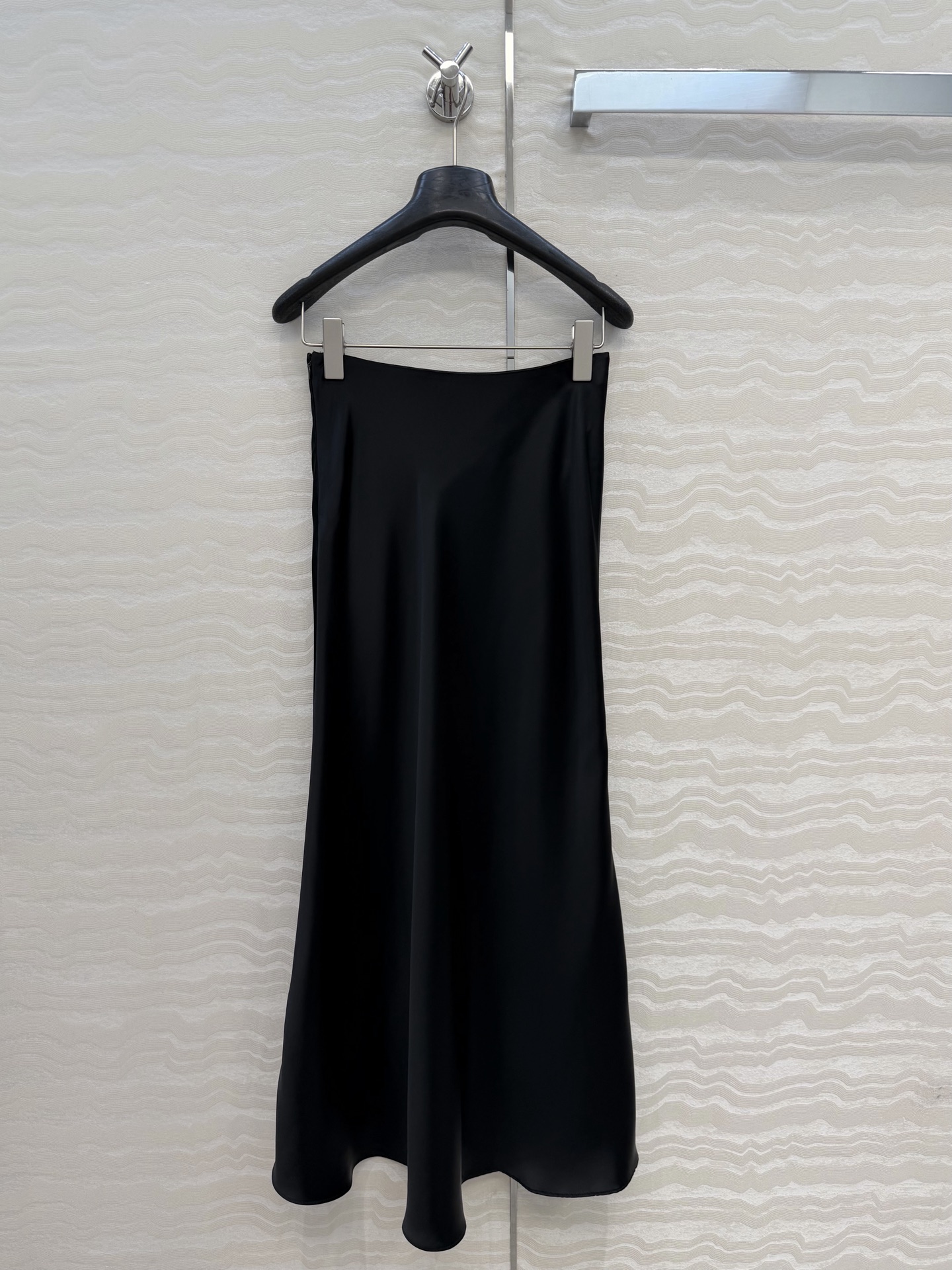 高端原单品质❤️KH极简主义穿搭！长期纸片人鱼尾开叉裙摆长半裙！一片式剪裁高定醋酸真丝四针半裙！慵懒随性