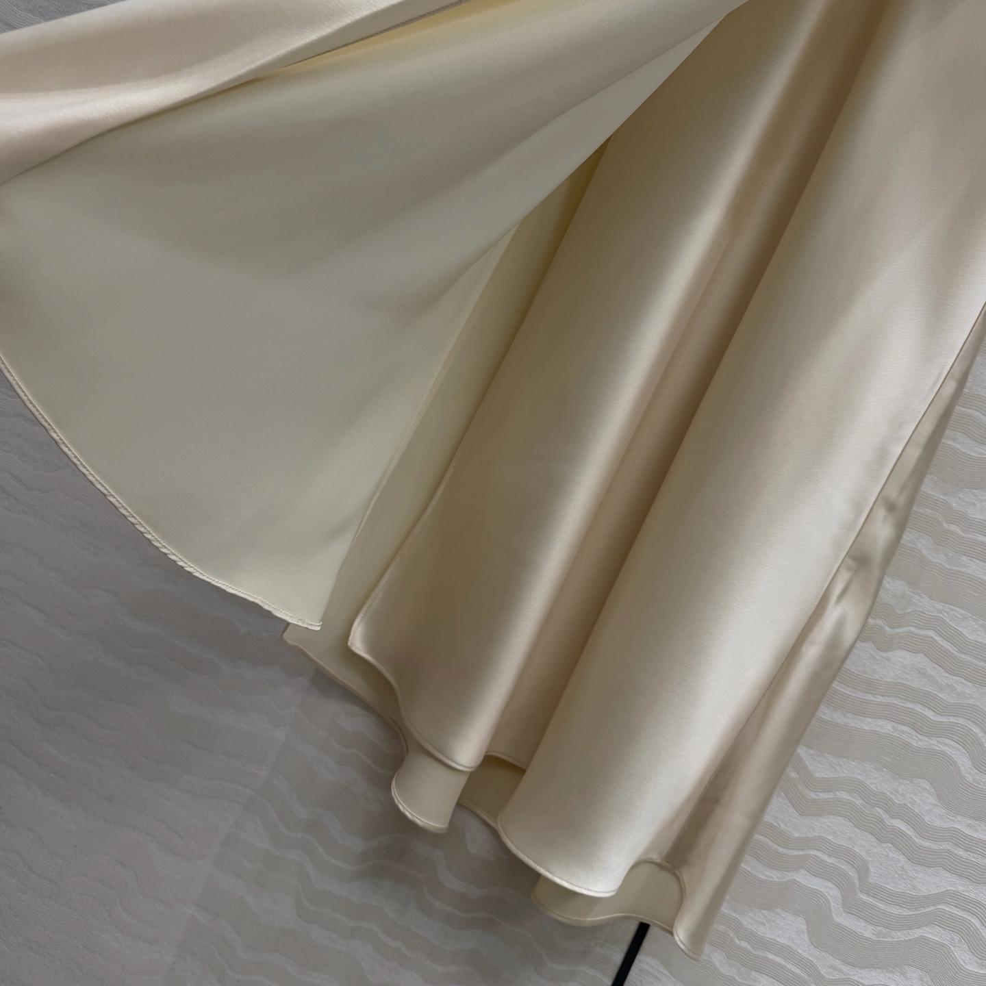 高端原单品质❤️KH极简主义穿搭！长期纸片人鱼尾开叉裙摆长半裙！一片式剪裁高定醋酸真丝四针半裙！慵懒随性