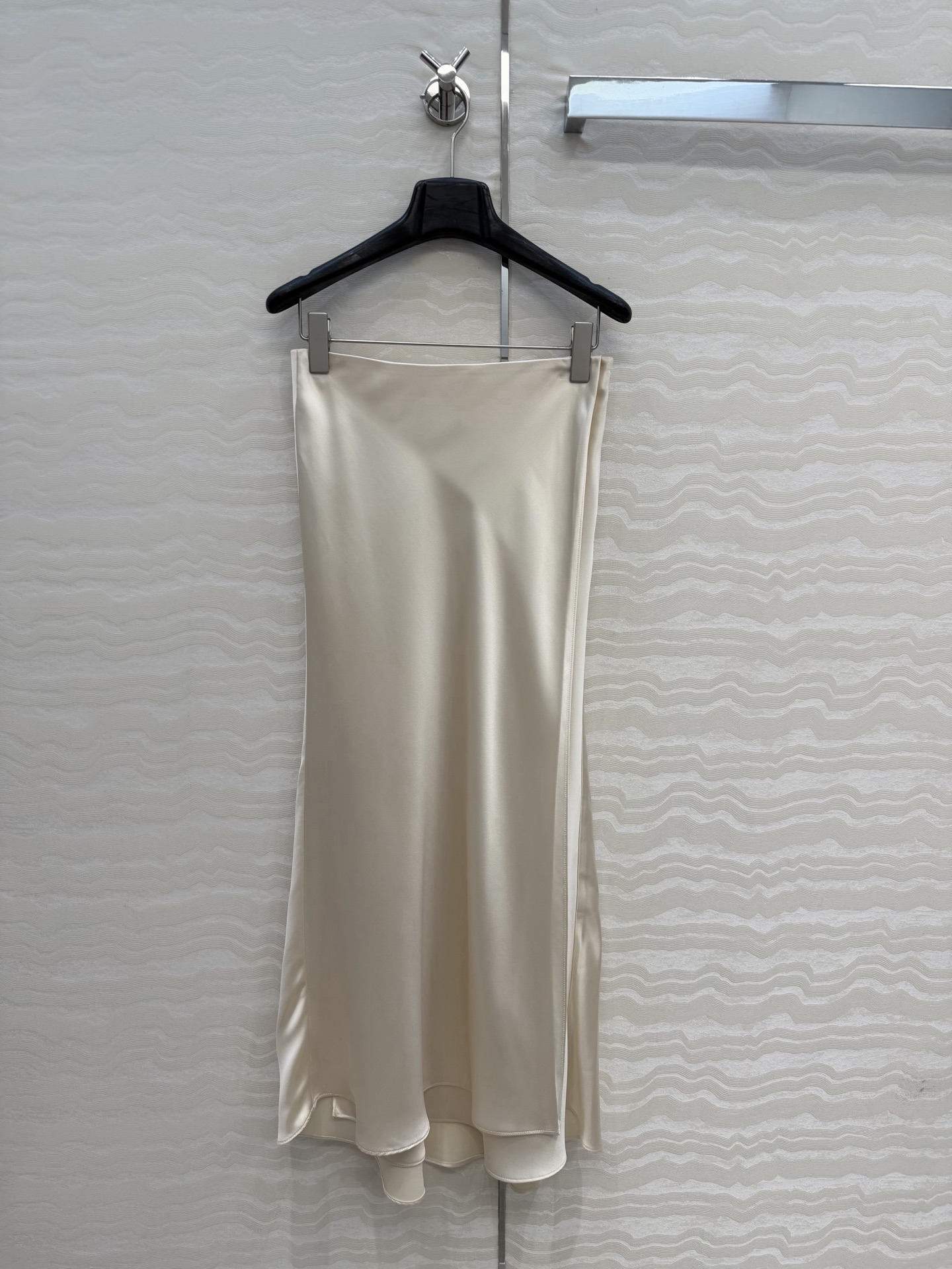 高端原单品质❤️KH极简主义穿搭！长期纸片人鱼尾开叉裙摆长半裙！一片式剪裁高定醋酸真丝四针半裙！慵懒随性