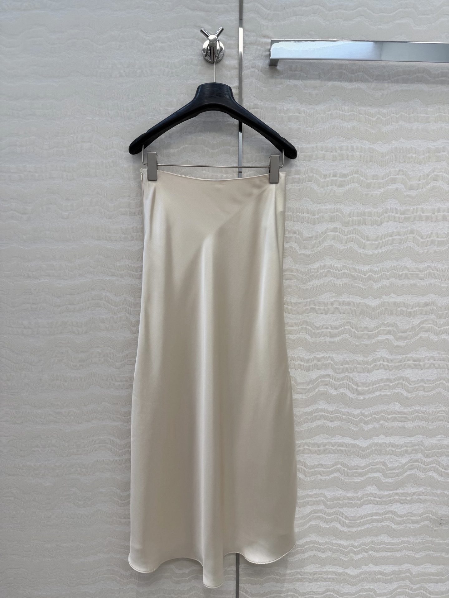 高端原单品质❤️KH极简主义穿搭！长期纸片人鱼尾开叉裙摆长半裙！一片式剪裁高定醋酸真丝四针半裙！慵懒随性