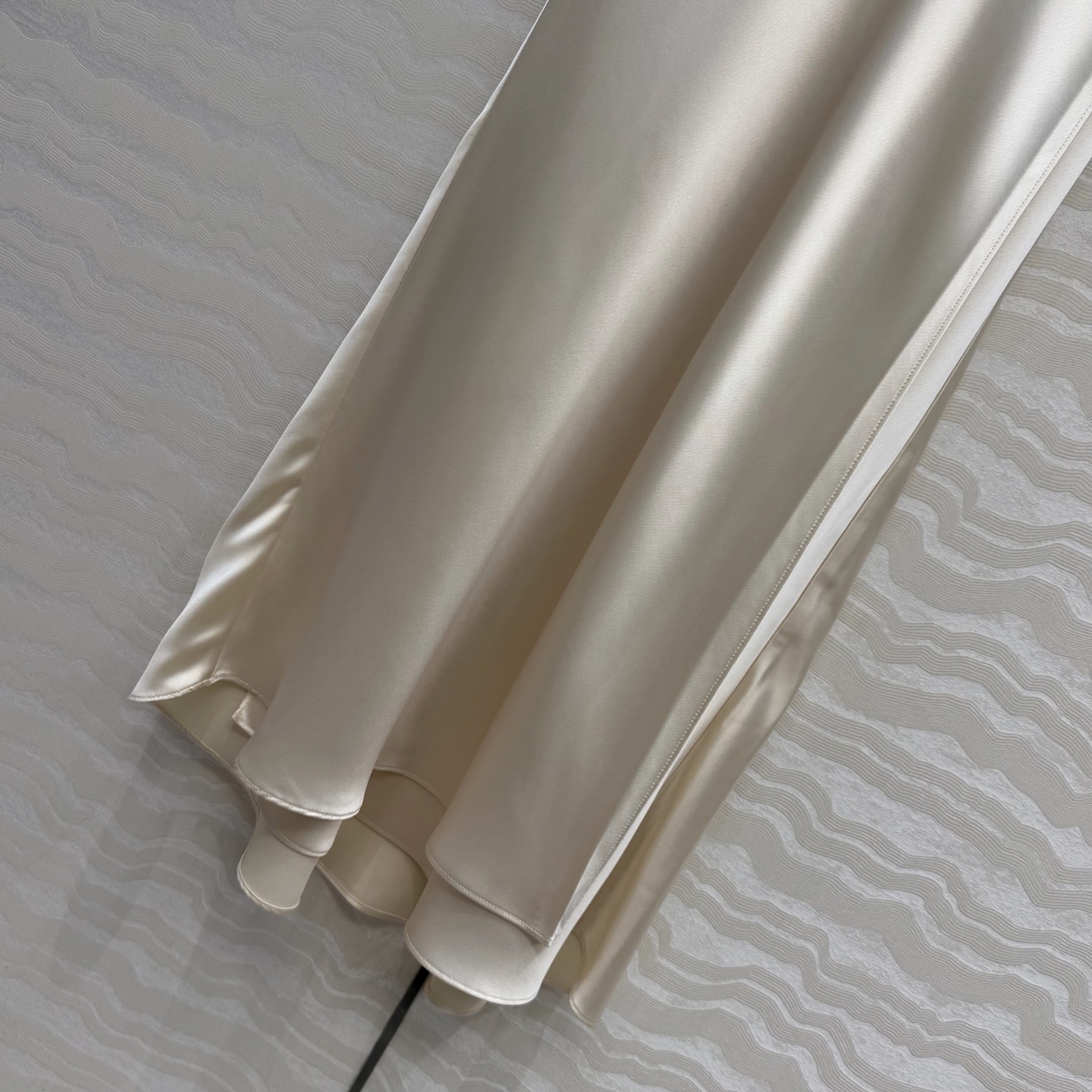 高端原单品质❤️KH极简主义穿搭！长期纸片人鱼尾开叉裙摆长半裙！一片式剪裁高定醋酸真丝四针半裙！慵懒随性