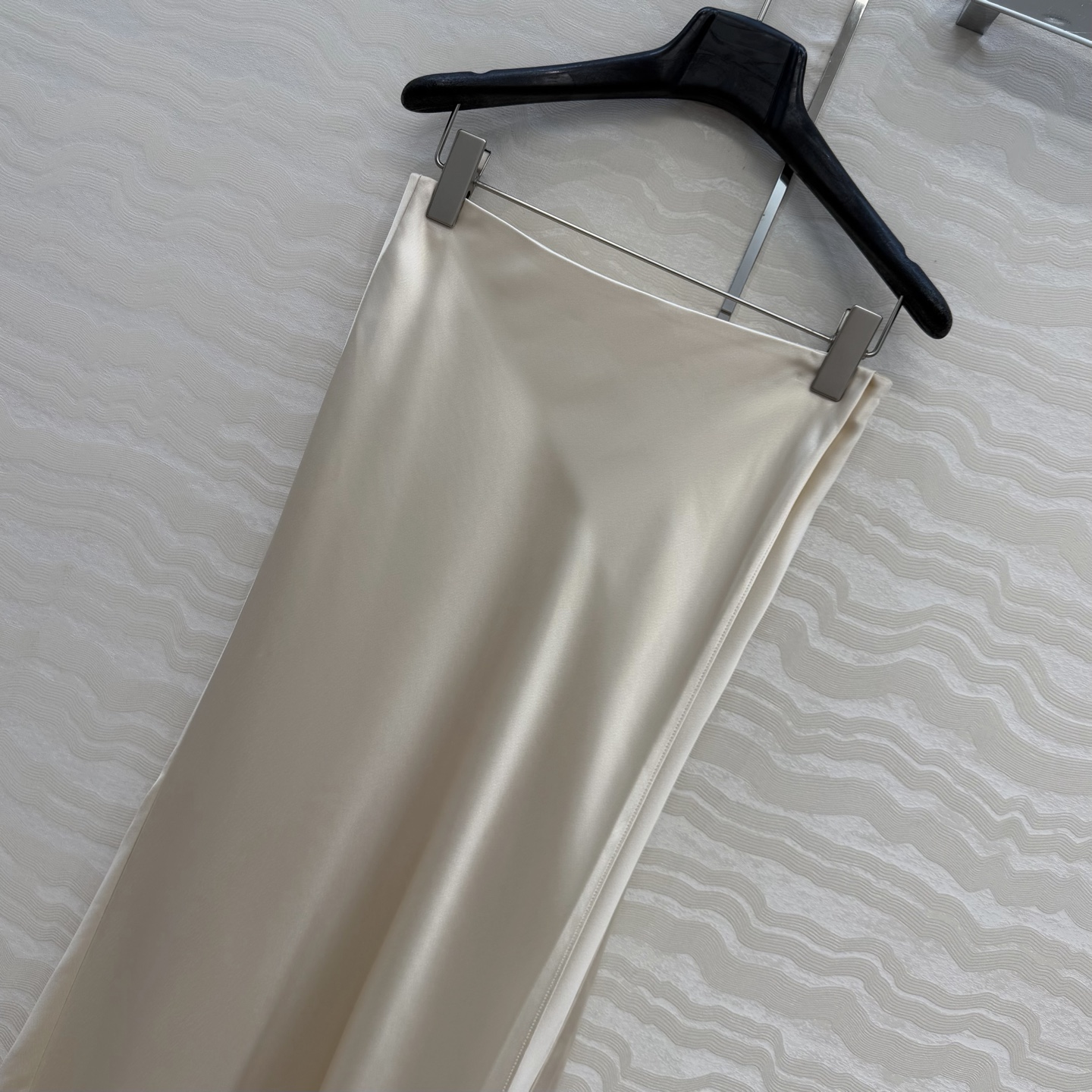 高端原单品质❤️KH极简主义穿搭！长期纸片人鱼尾开叉裙摆长半裙！一片式剪裁高定醋酸真丝四针半裙！慵懒随性