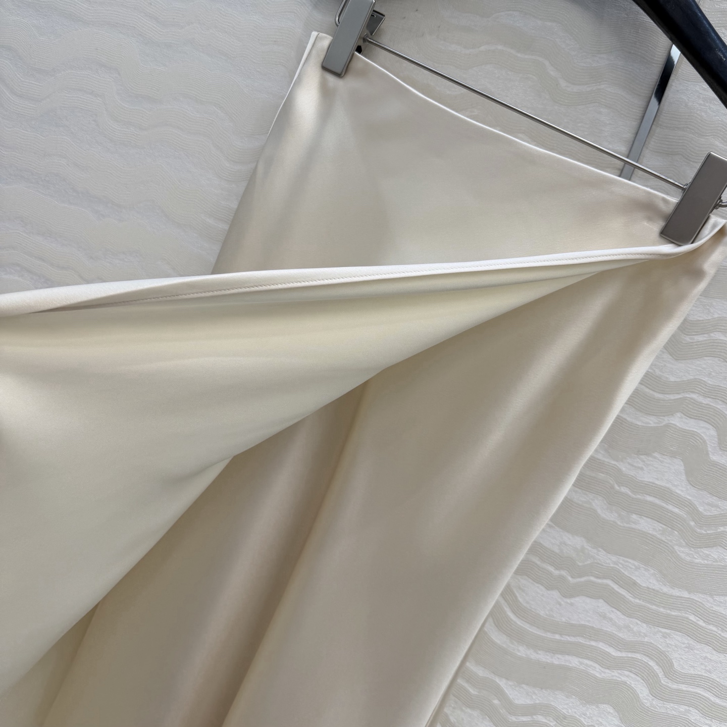 高端原单品质❤️KH极简主义穿搭！长期纸片人鱼尾开叉裙摆长半裙！一片式剪裁高定醋酸真丝四针半裙！慵懒随性