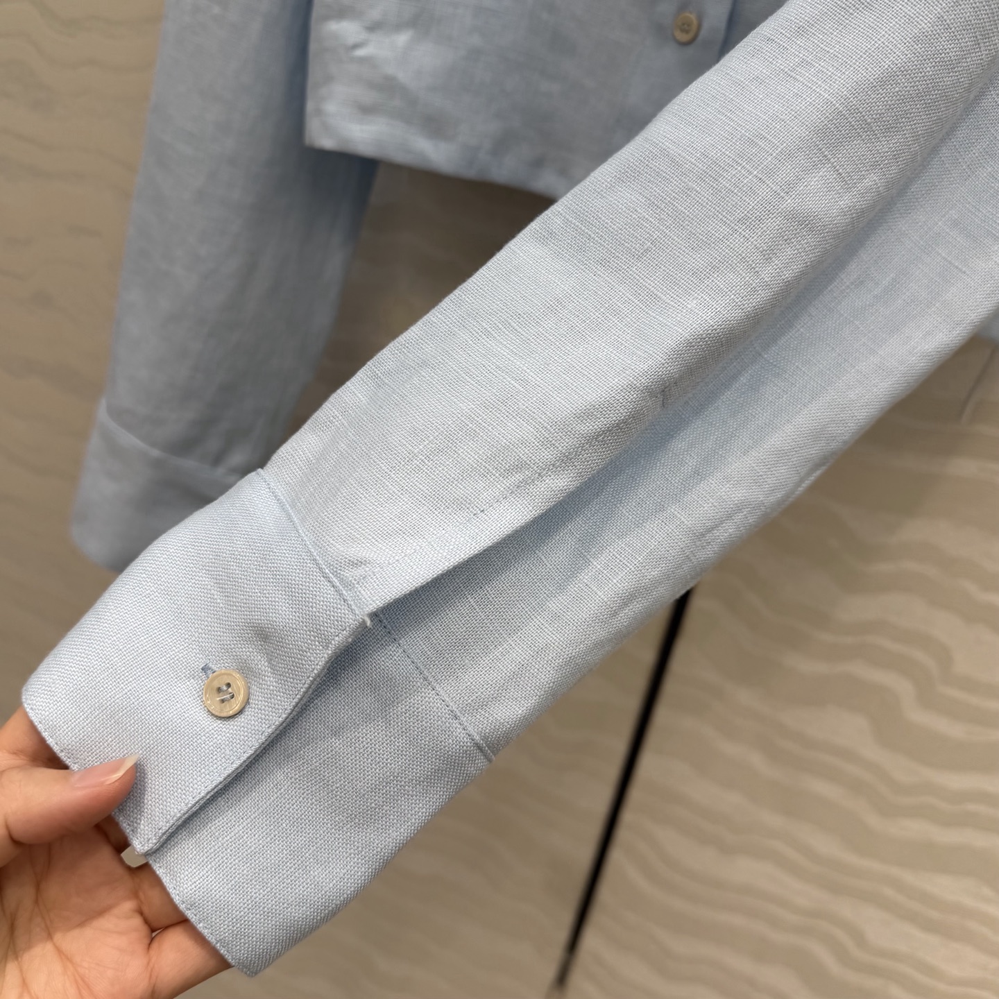 高端原单品质❤️KH极简主义穿搭！时髦精小短款亚麻衬衫！气质翻今细节感满满，进口100%亚麻面料质感细腻