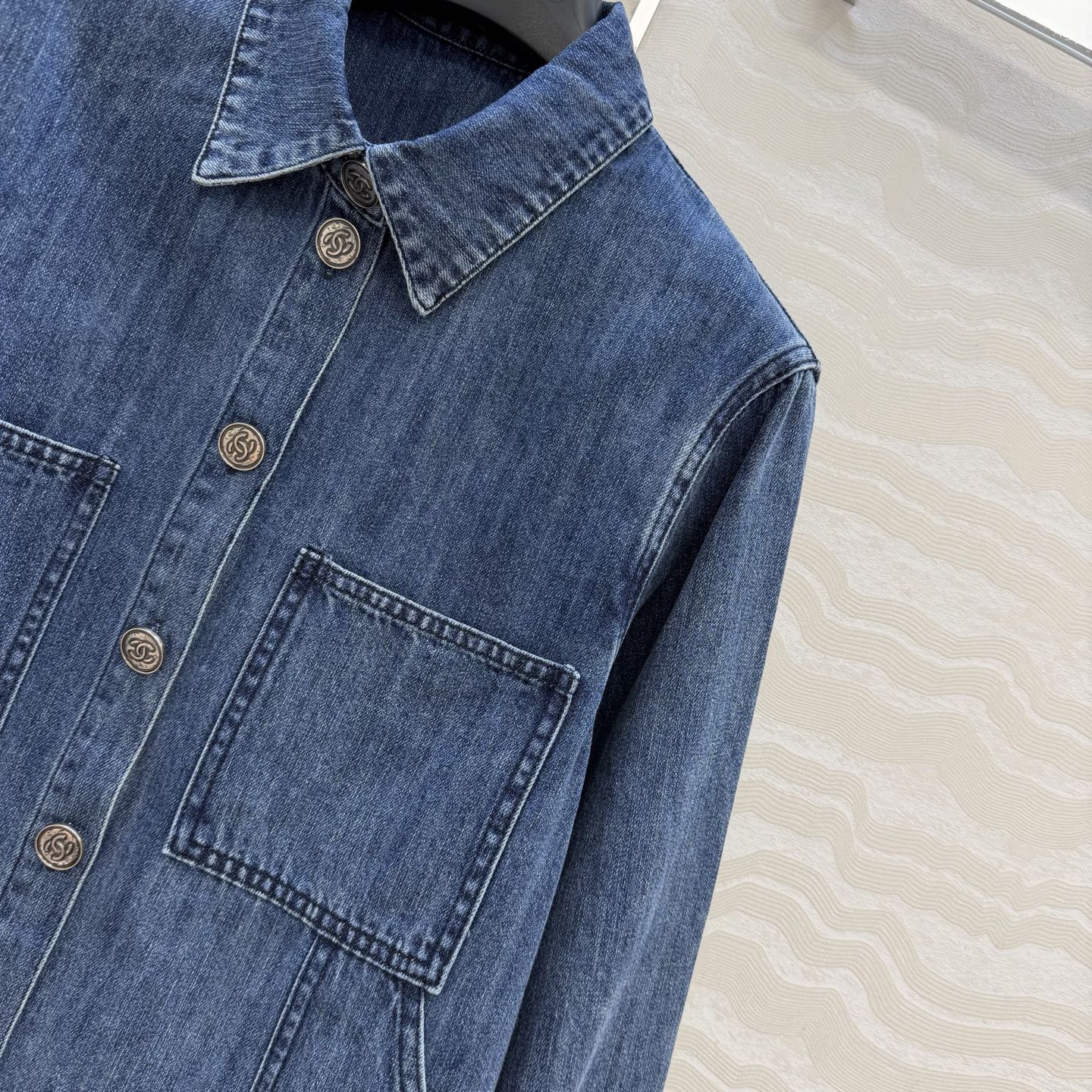 高端原单品质❤️coco女孩26p春夏新品，丹尼牛仔蓝衬衫！白富美必入叠搭神器！定制重工立体双C工装口袋