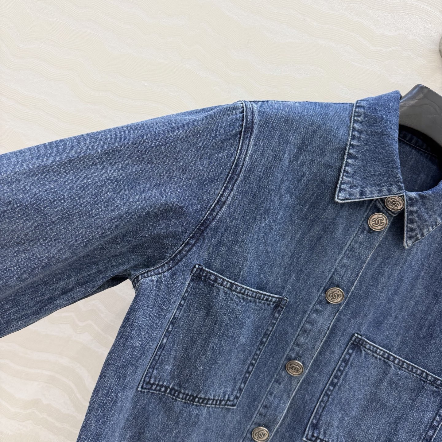 高端原单品质❤️coco女孩26p春夏新品，丹尼牛仔蓝衬衫！白富美必入叠搭神器！定制重工立体双C工装口袋