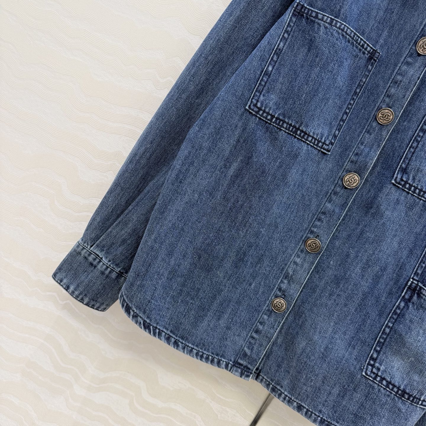 高端原单品质❤️coco女孩26p春夏新品，丹尼牛仔蓝衬衫！白富美必入叠搭神器！定制重工立体双C工装口袋