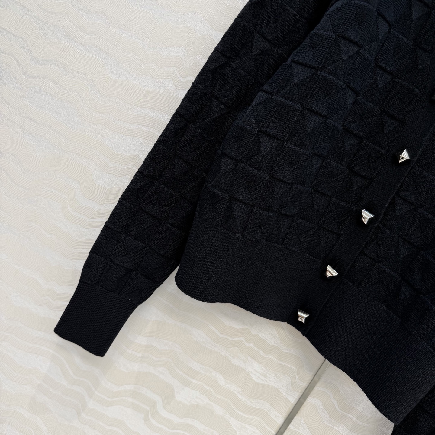 爆单推荐❤️原单品质，H26s早春新品！金属扣羊毛针织开衫小外套。100%美丽奴羊毛纱线细腻柔软的手感无