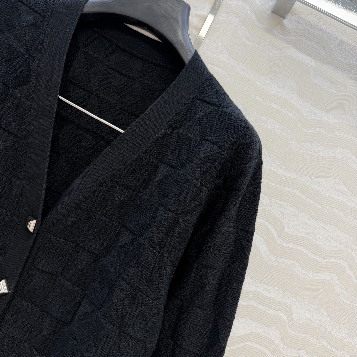 爆单推荐❤️原单品质，H26s早春新品！金属扣羊毛针织开衫小外套。100%美丽奴羊毛纱线细腻柔软的手感无