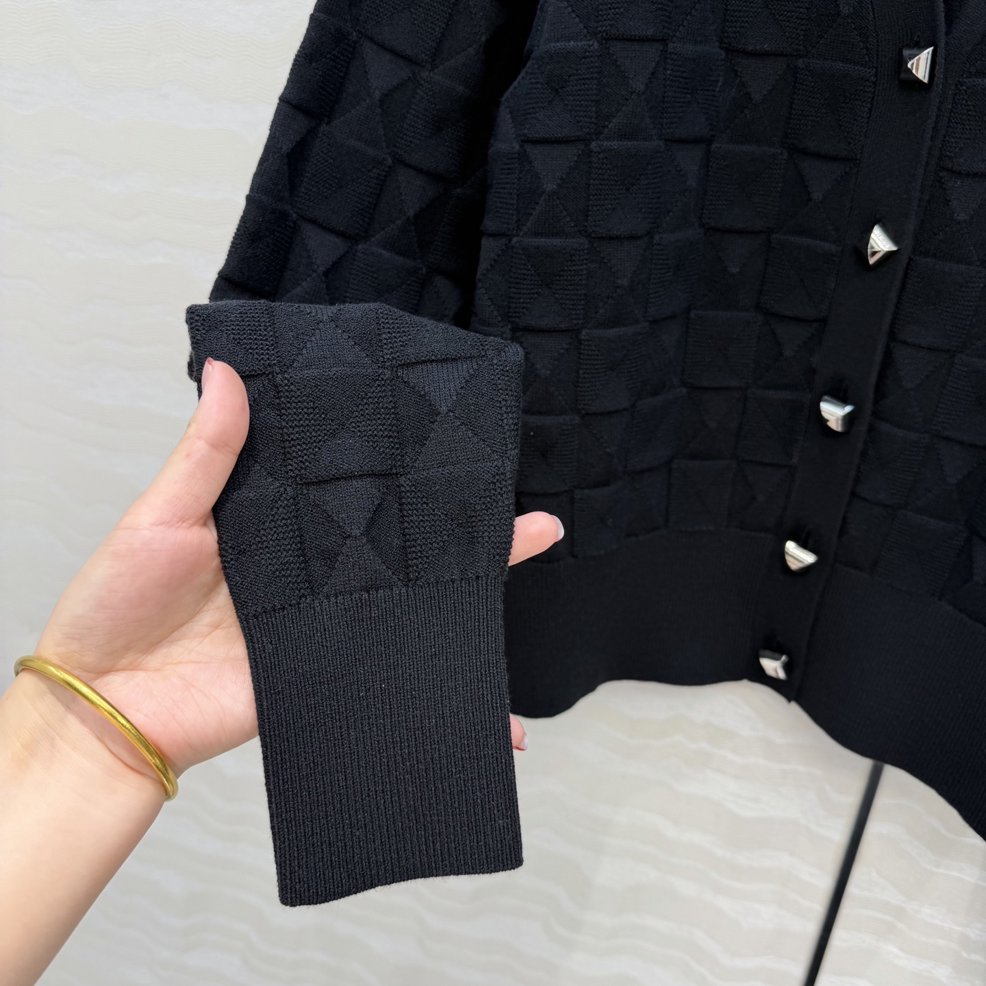 爆单推荐❤️原单品质，H26s早春新品！金属扣羊毛针织开衫小外套。100%美丽奴羊毛纱线细腻柔软的手感无