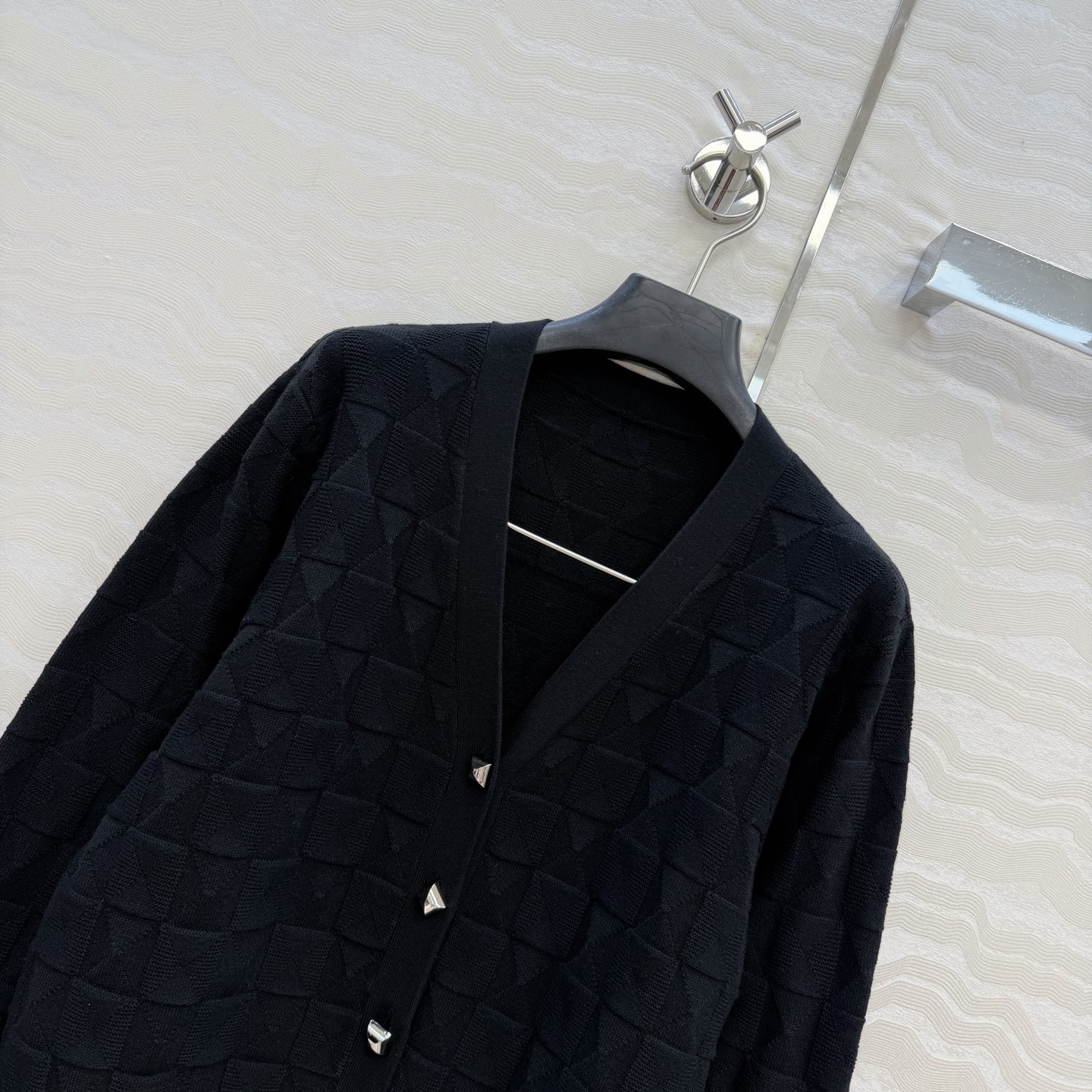 爆单推荐❤️原单品质，H26s早春新品！金属扣羊毛针织开衫小外套。100%美丽奴羊毛纱线细腻柔软的手感无