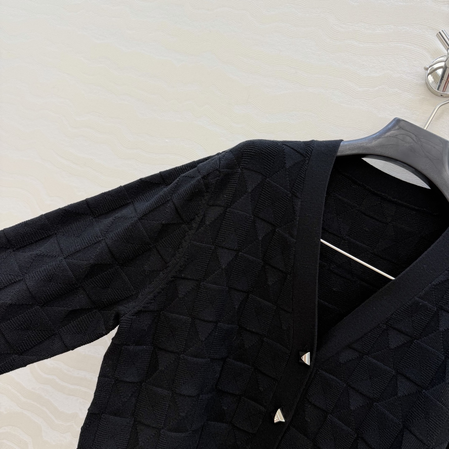 爆单推荐❤️原单品质，H26s早春新品！金属扣羊毛针织开衫小外套。100%美丽奴羊毛纱线细腻柔软的手感无