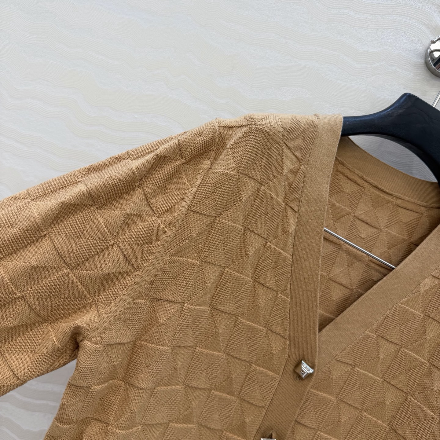 爆单推荐❤️原单品质，H26s早春新品！金属扣羊毛针织开衫小外套。100%美丽奴羊毛纱线细腻柔软的手感无