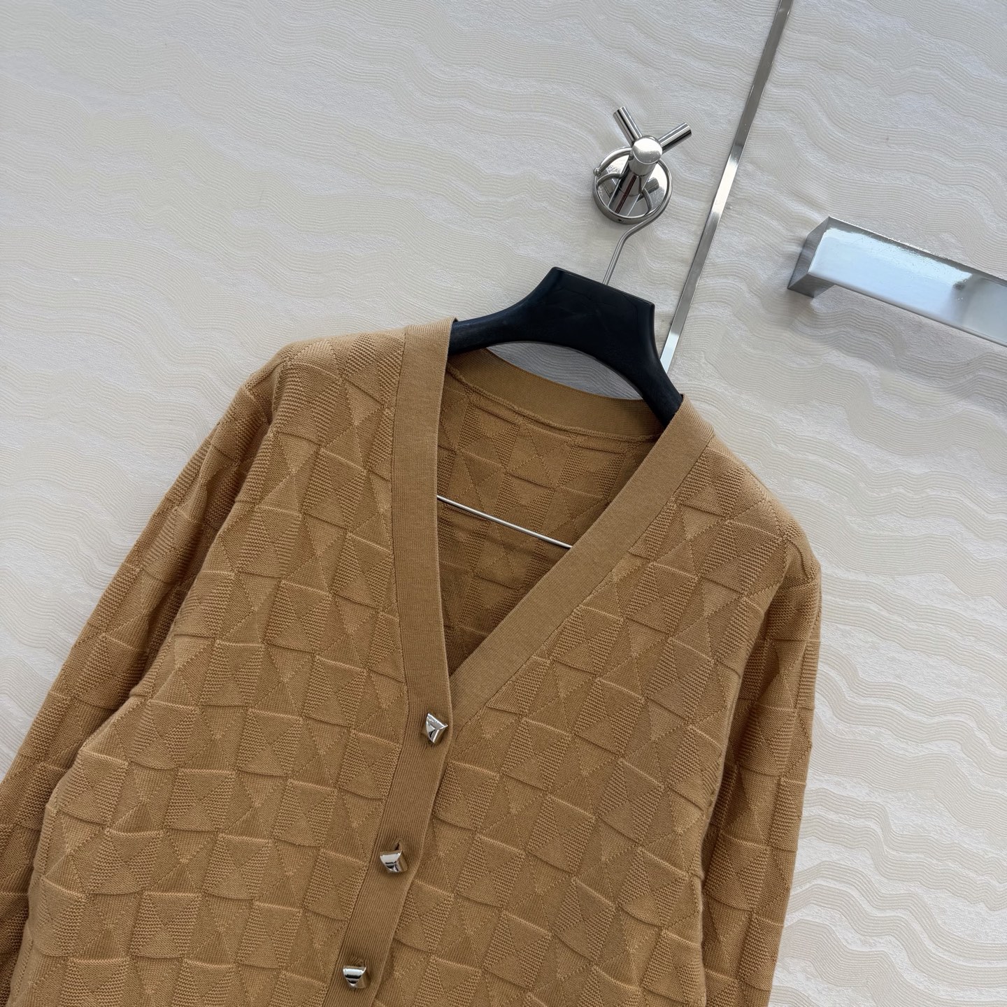 爆单推荐❤️原单品质，H26s早春新品！金属扣羊毛针织开衫小外套。100%美丽奴羊毛纱线细腻柔软的手感无