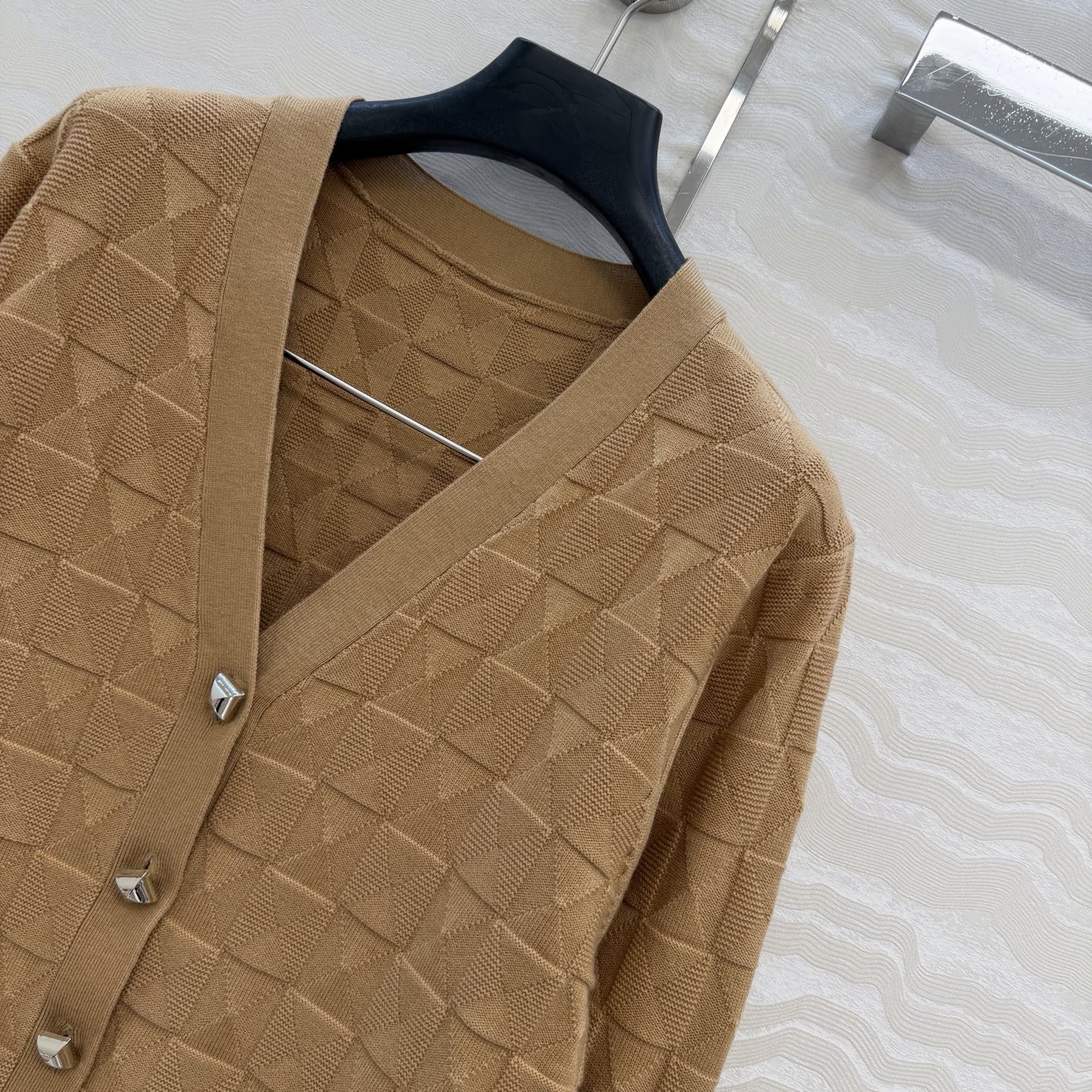 爆单推荐❤️原单品质，H26s早春新品！金属扣羊毛针织开衫小外套。100%美丽奴羊毛纱线细腻柔软的手感无