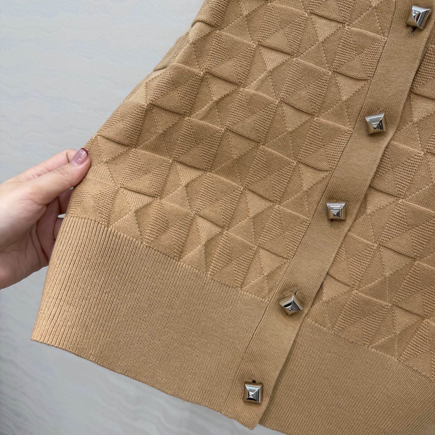 爆单推荐❤️原单品质，H26s早春新品！金属扣羊毛针织开衫小外套。100%美丽奴羊毛纱线细腻柔软的手感无