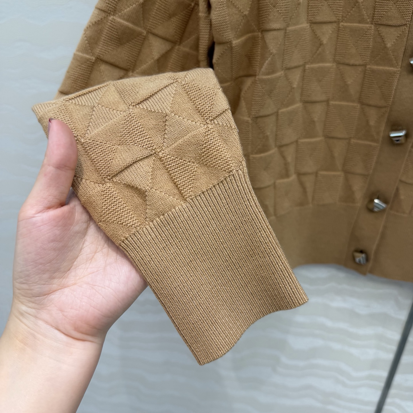 爆单推荐❤️原单品质，H26s早春新品！金属扣羊毛针织开衫小外套。100%美丽奴羊毛纱线细腻柔软的手感无