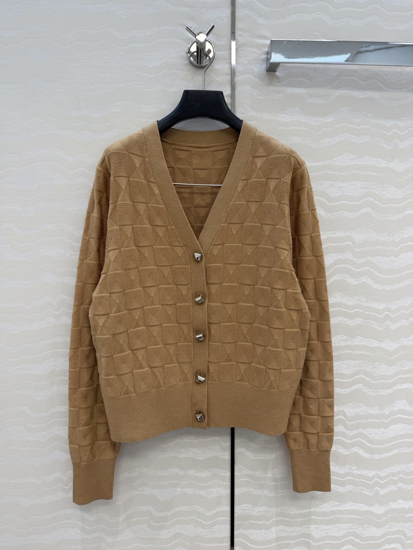 爆单推荐❤️原单品质，H26s早春新品！金属扣羊毛针织开衫小外套。100%美丽奴羊毛纱线细腻柔软的手感无