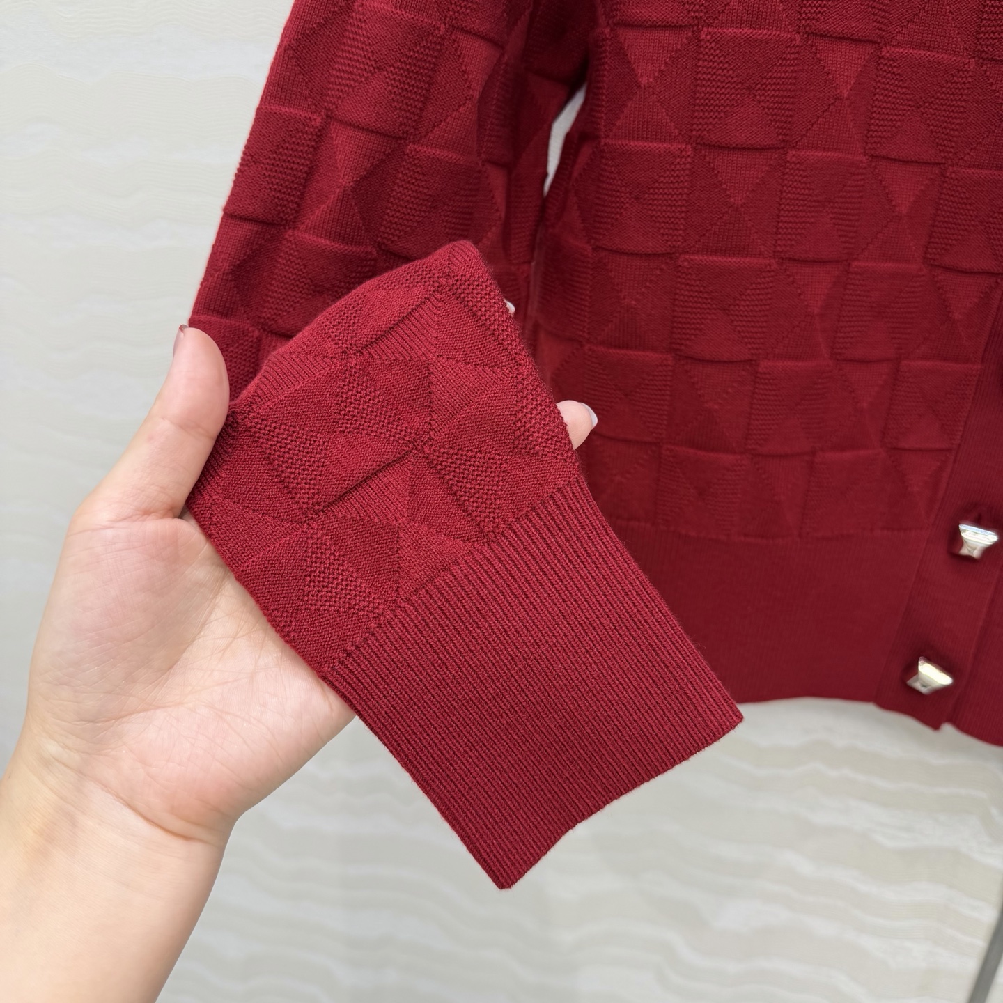 爆单推荐❤️原单品质，H26s早春新品！金属扣羊毛针织开衫小外套。100%美丽奴羊毛纱线细腻柔软的手感无