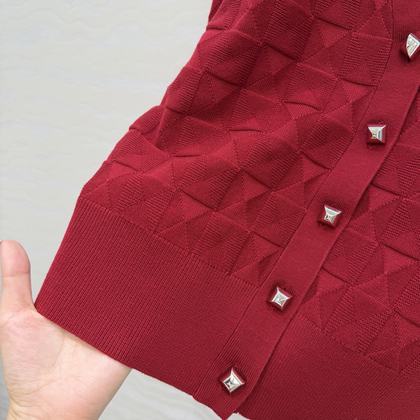 爆单推荐❤️原单品质，H26s早春新品！金属扣羊毛针织开衫小外套。100%美丽奴羊毛纱线细腻柔软的手感无