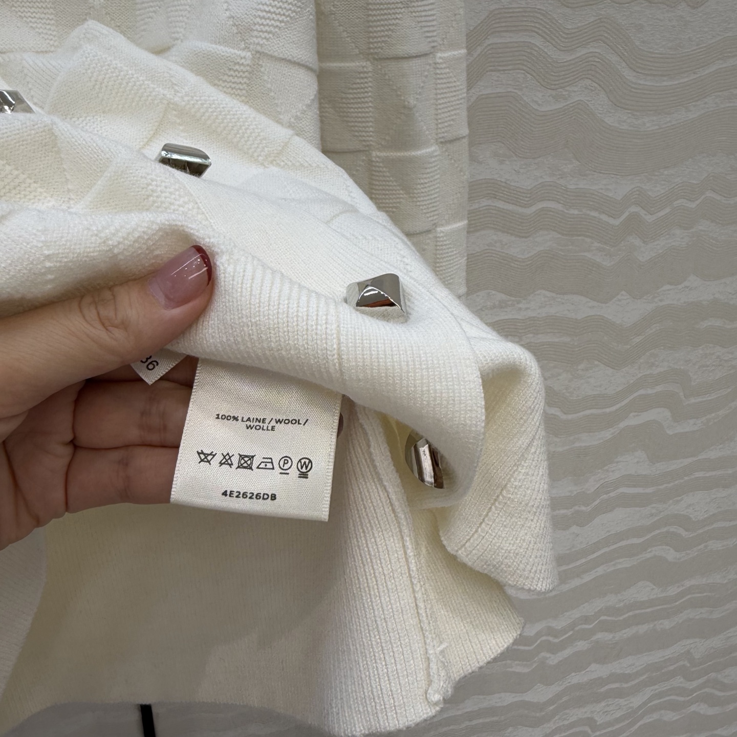 爆单推荐❤️原单品质，H26s早春新品！金属扣羊毛针织开衫小外套。100%美丽奴羊毛纱线细腻柔软的手感无