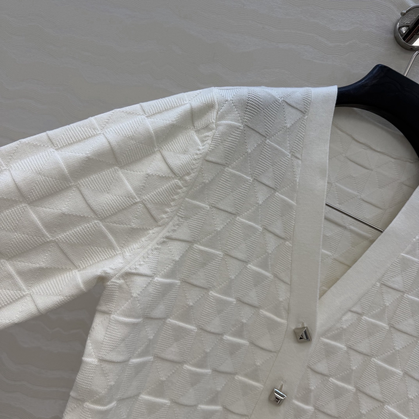 爆单推荐❤️原单品质，H26s早春新品！金属扣羊毛针织开衫小外套。100%美丽奴羊毛纱线细腻柔软的手感无