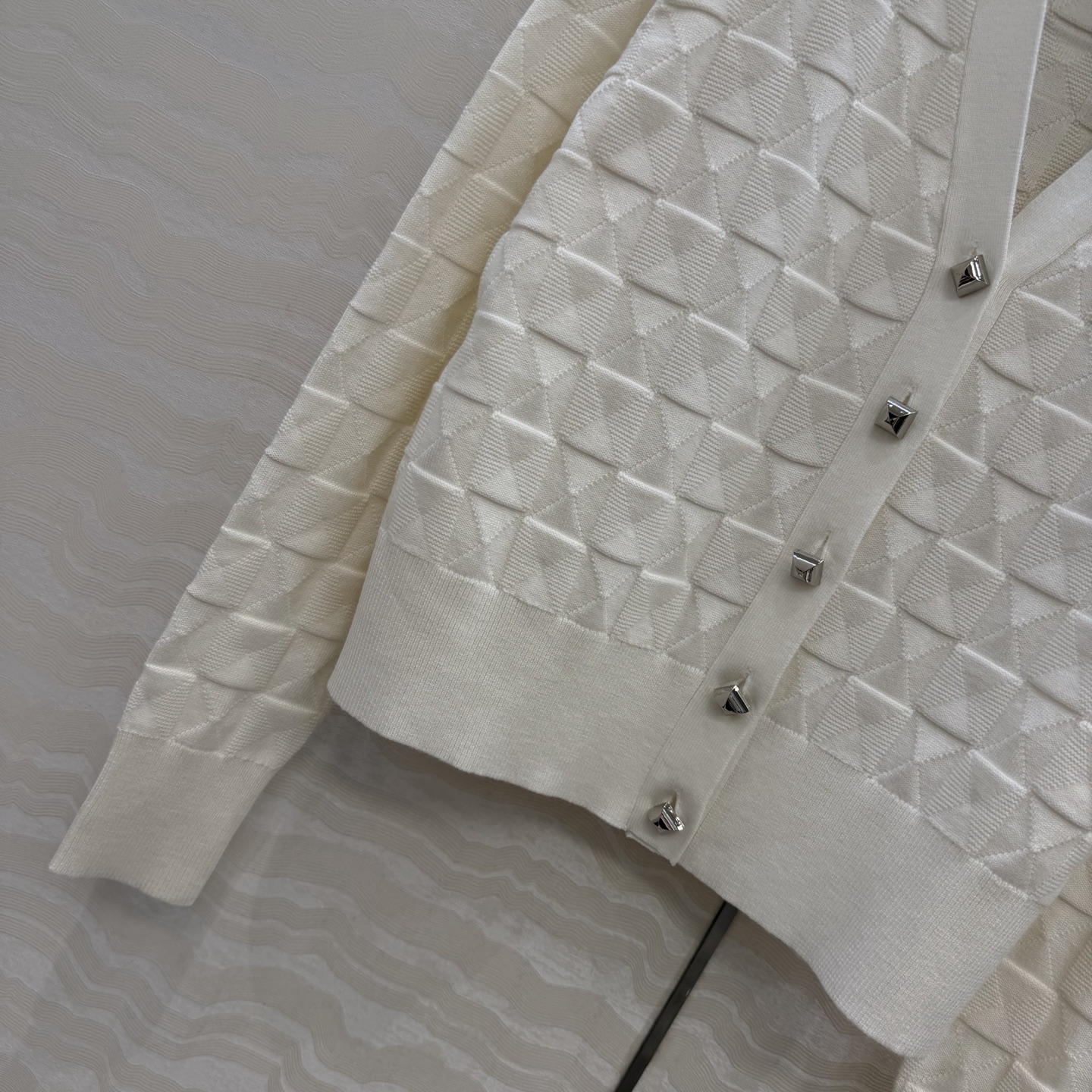 爆单推荐❤️原单品质，H26s早春新品！金属扣羊毛针织开衫小外套。100%美丽奴羊毛纱线细腻柔软的手感无