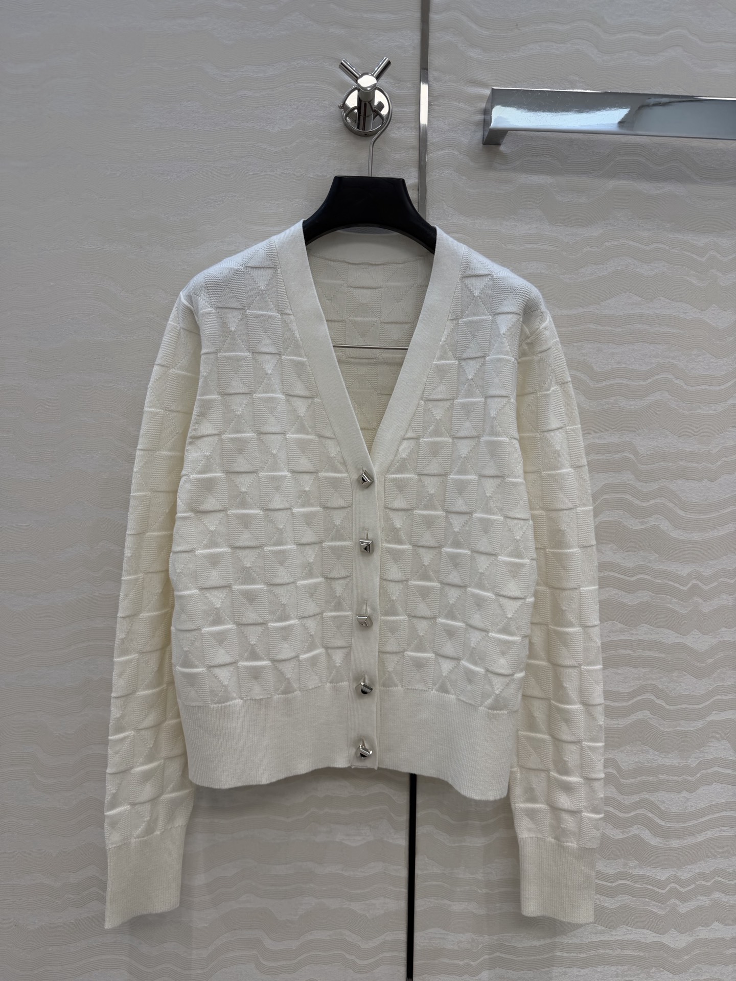 爆单推荐❤️原单品质，H26s早春新品！金属扣羊毛针织开衫小外套。100%美丽奴羊毛纱线细腻柔软的手感无