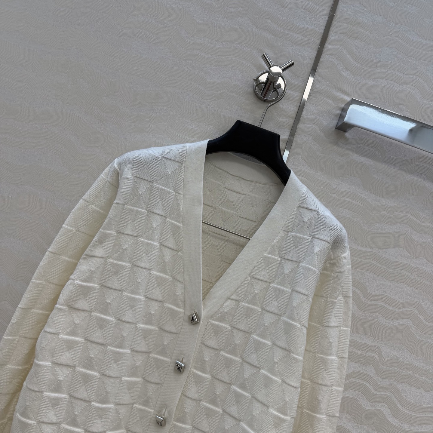 爆单推荐❤️原单品质，H26s早春新品！金属扣羊毛针织开衫小外套。100%美丽奴羊毛纱线细腻柔软的手感无