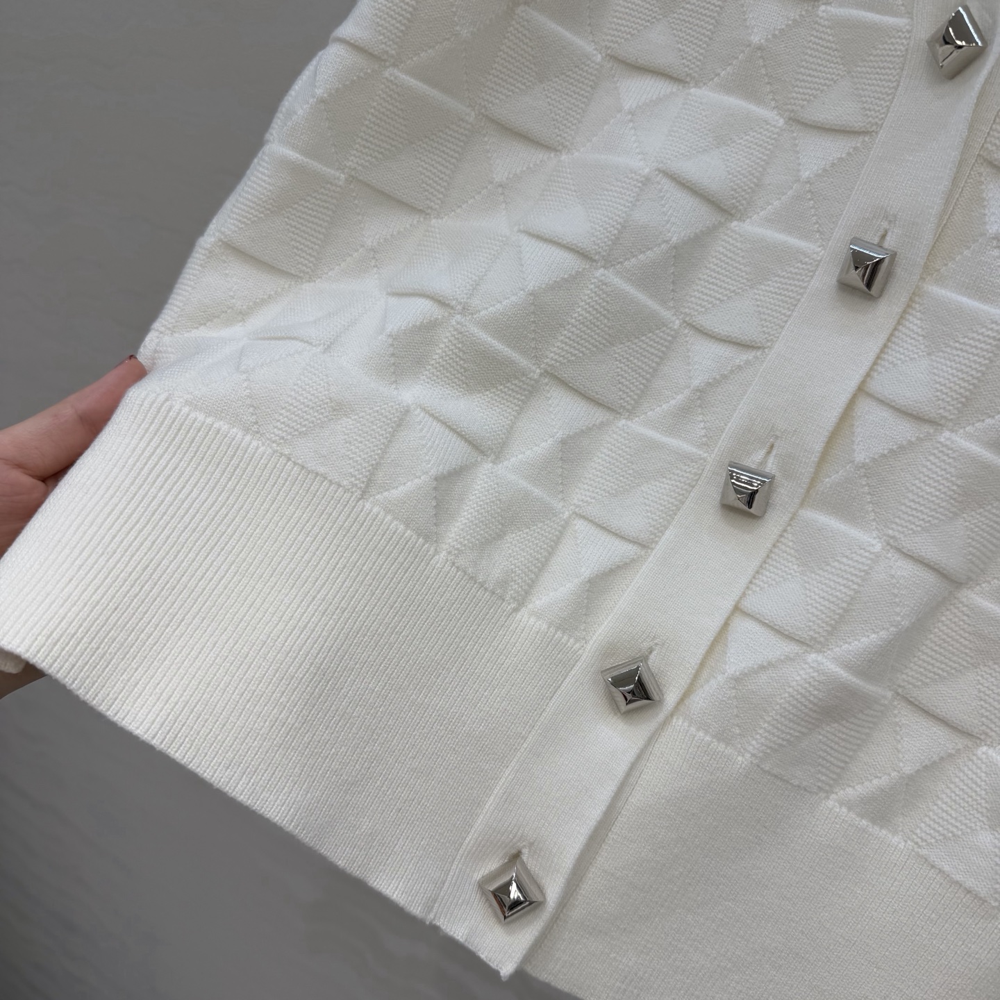 爆单推荐❤️原单品质，H26s早春新品！金属扣羊毛针织开衫小外套。100%美丽奴羊毛纱线细腻柔软的手感无