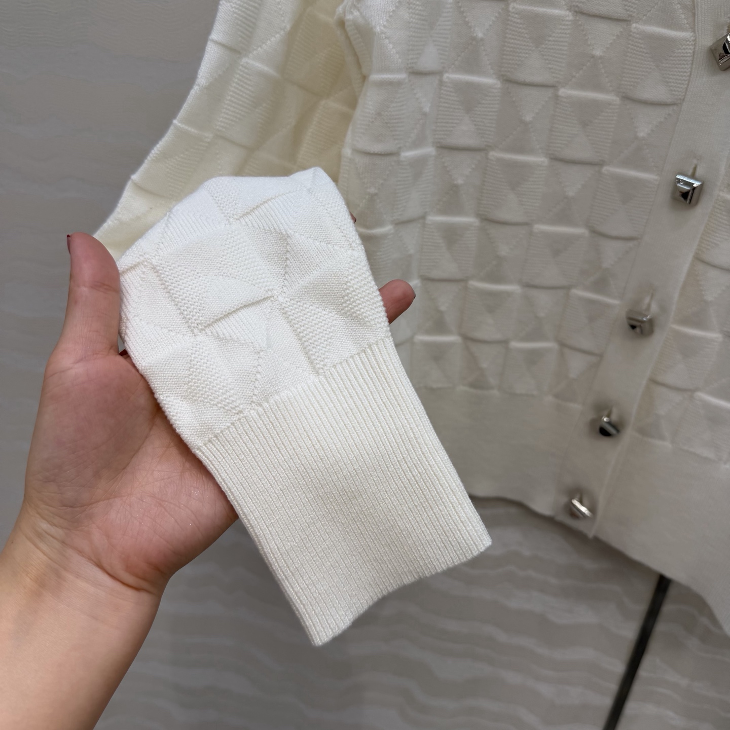 爆单推荐❤️原单品质，H26s早春新品！金属扣羊毛针织开衫小外套。100%美丽奴羊毛纱线细腻柔软的手感无