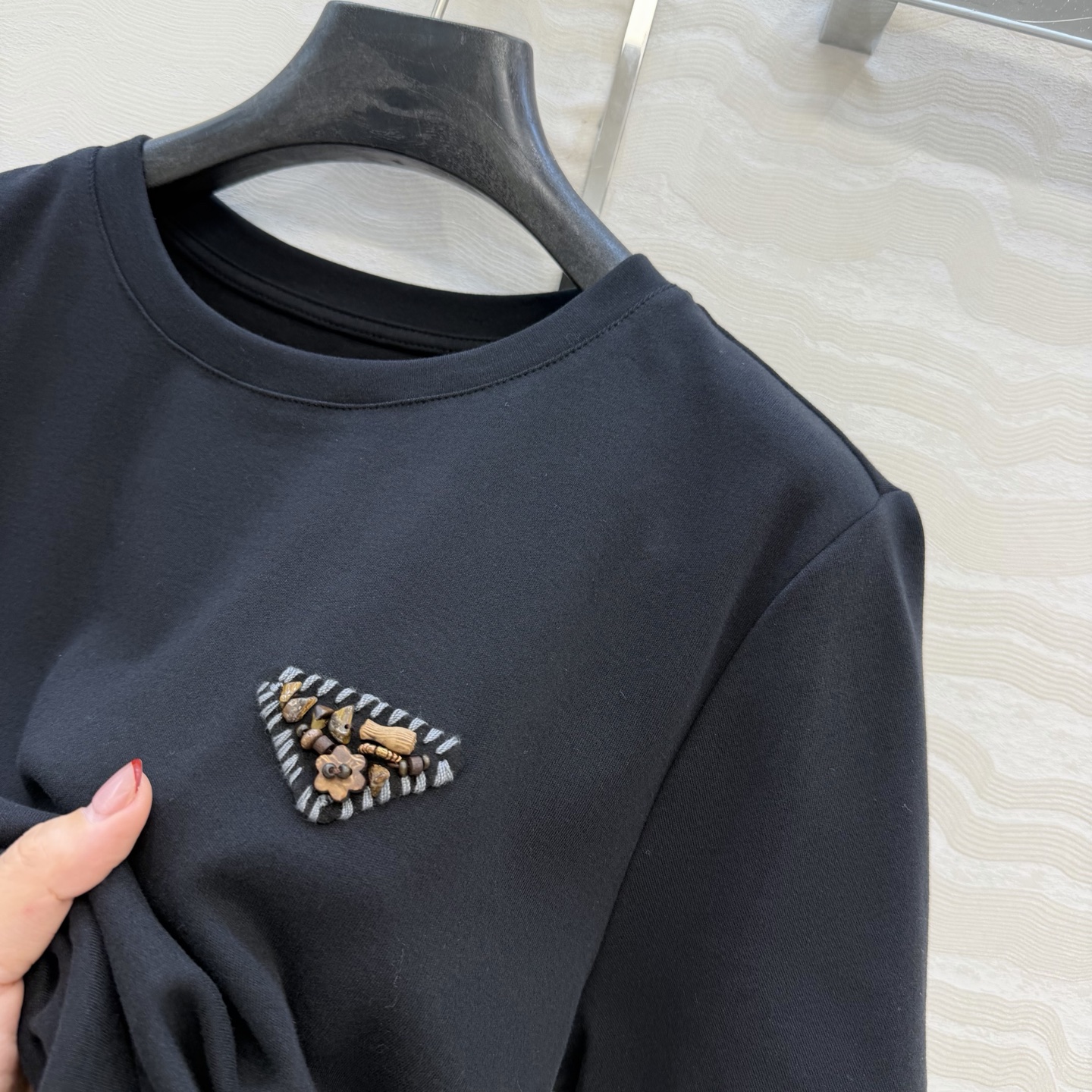 爆单推荐❤️原单品质PR时髦精穿搭！ 爆款定位手工定珠三角标T恤。时髦精必入⚡️一整个爱住！甜酷风少女帅