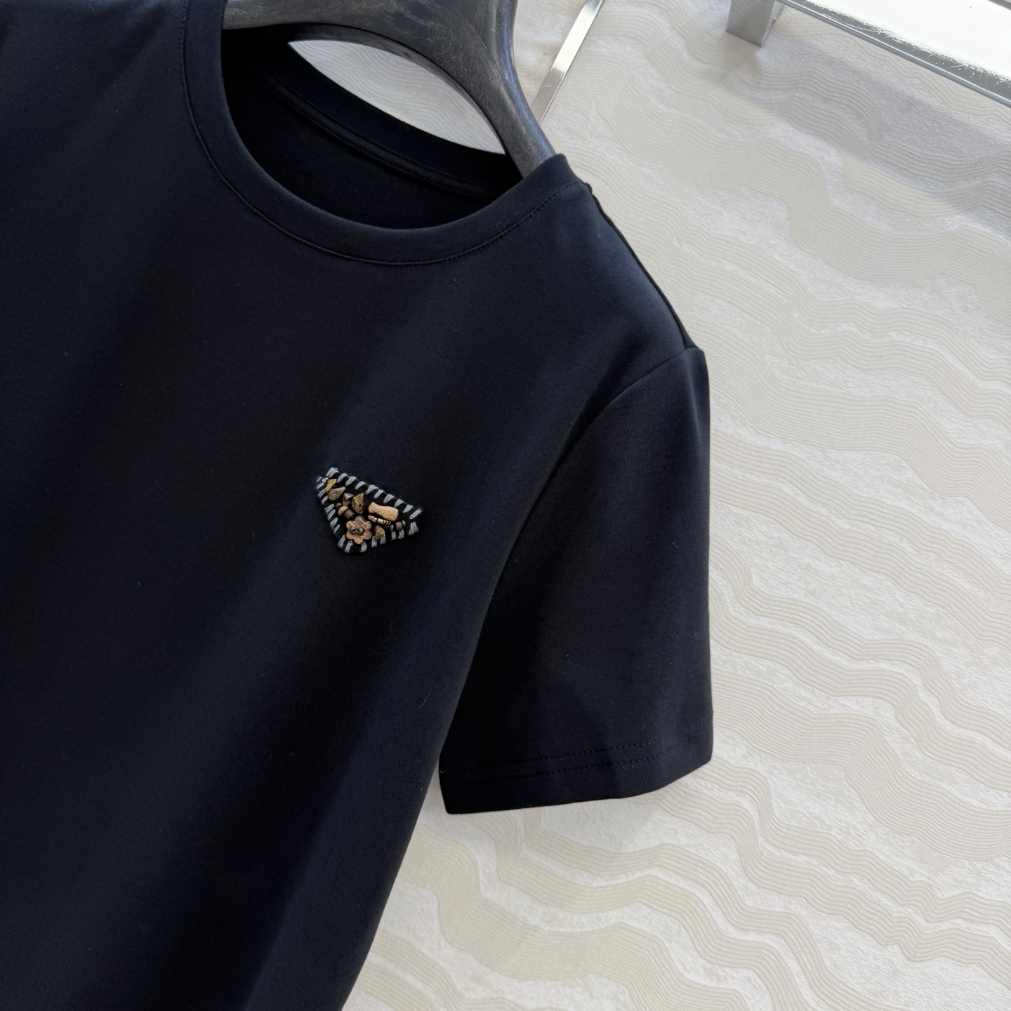 爆单推荐❤️原单品质PR时髦精穿搭！ 爆款定位手工定珠三角标T恤。时髦精必入⚡️一整个爱住！甜酷风少女帅