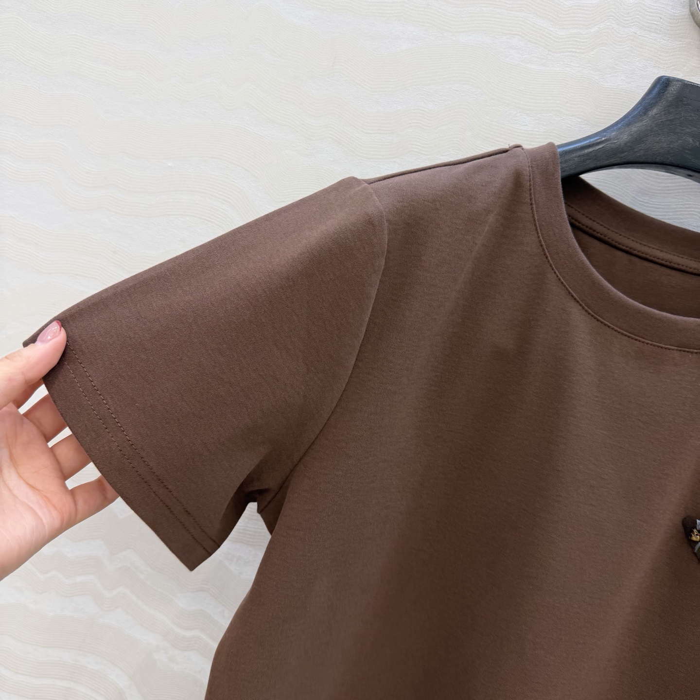 爆单推荐❤️原单品质PR时髦精穿搭！ 爆款定位手工定珠三角标T恤。时髦精必入⚡️一整个爱住！甜酷风少女帅