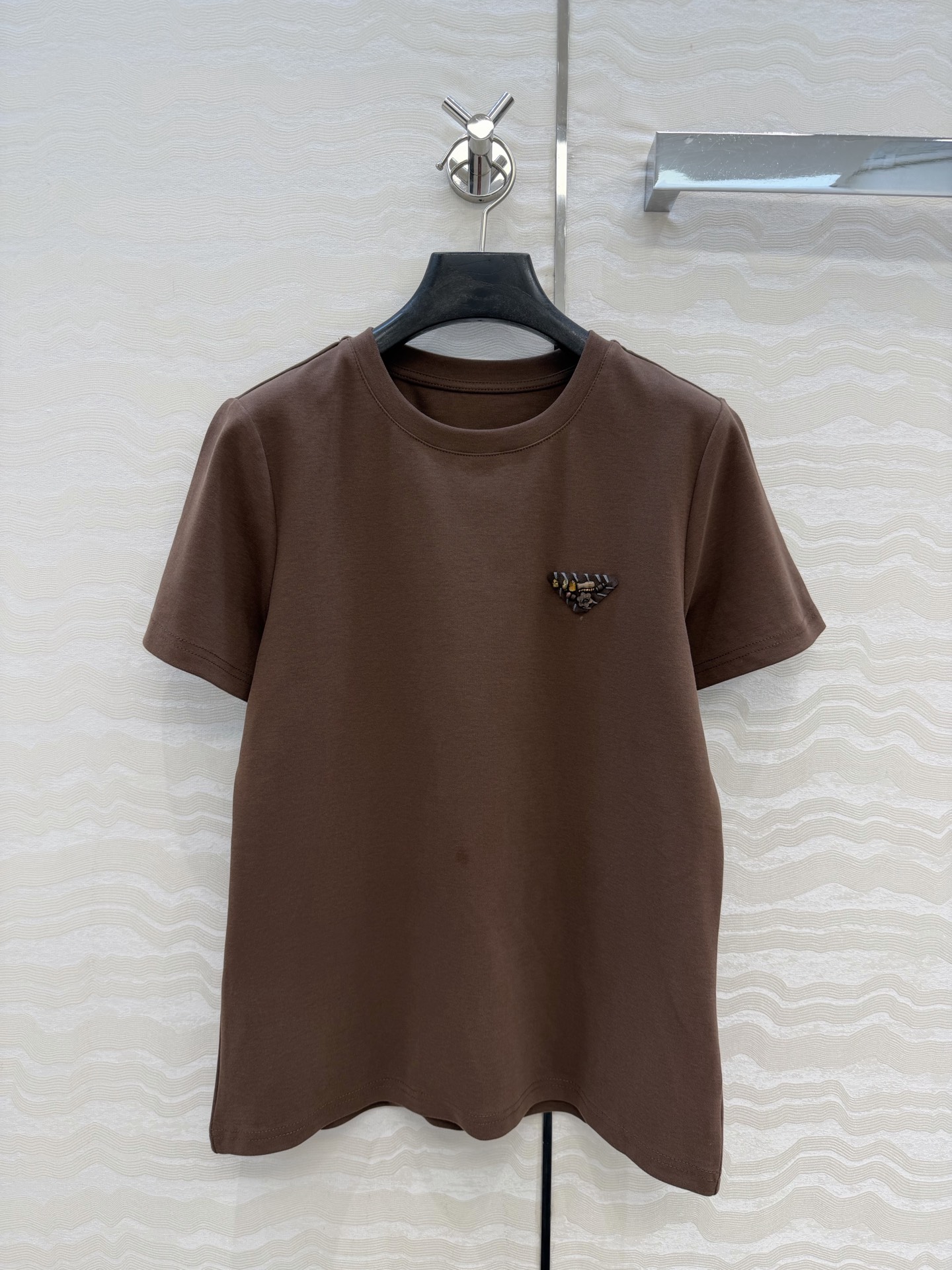 爆单推荐❤️原单品质PR时髦精穿搭！ 爆款定位手工定珠三角标T恤。时髦精必入⚡️一整个爱住！甜酷风少女帅