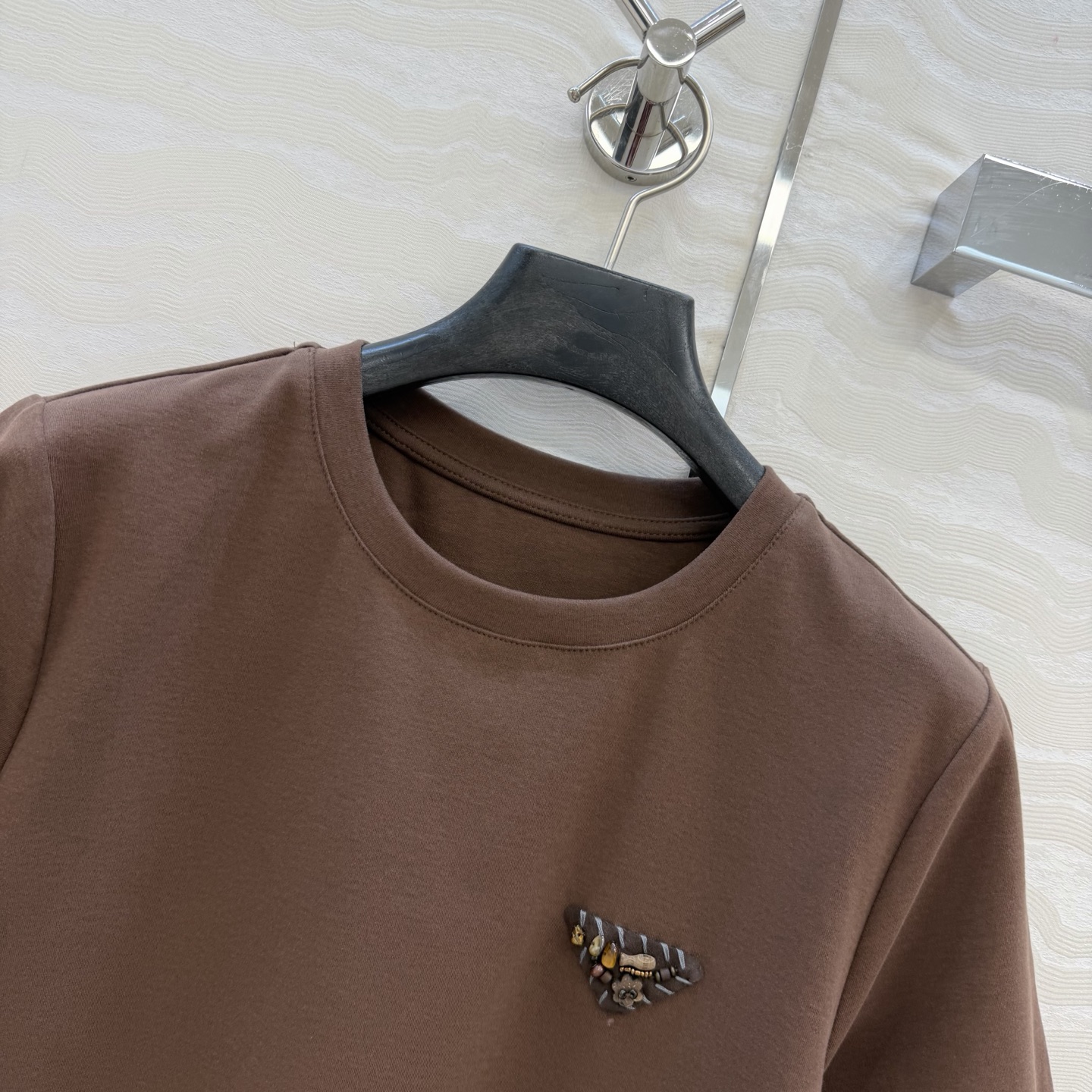 爆单推荐❤️原单品质PR时髦精穿搭！ 爆款定位手工定珠三角标T恤。时髦精必入⚡️一整个爱住！甜酷风少女帅