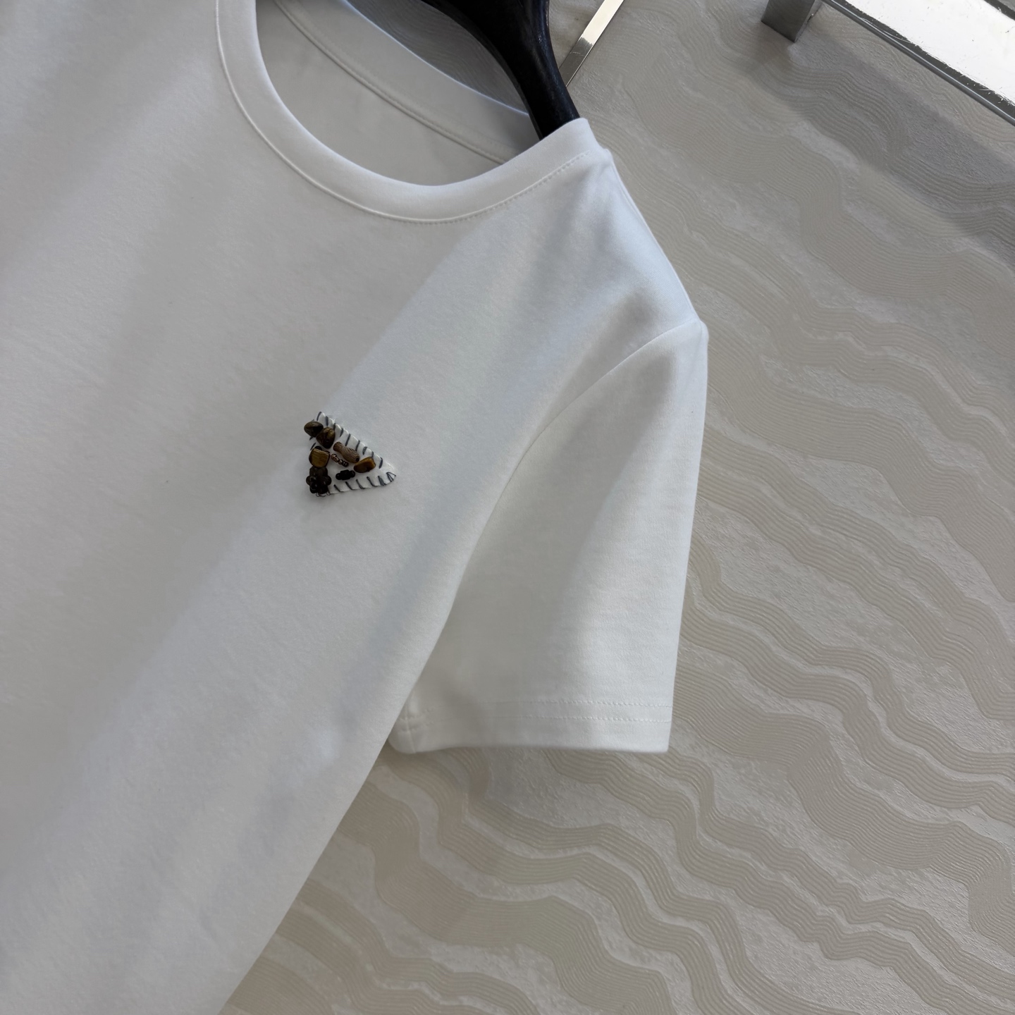 爆单推荐❤️原单品质PR时髦精穿搭！ 爆款定位手工定珠三角标T恤。时髦精必入⚡️一整个爱住！甜酷风少女帅