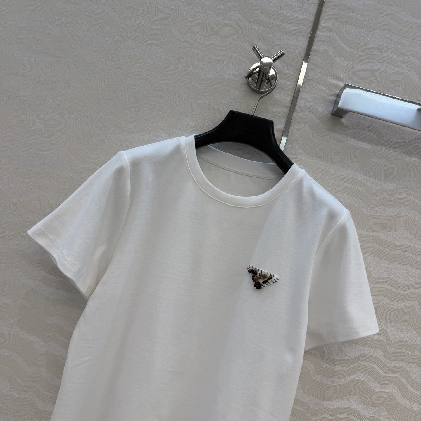 爆单推荐❤️原单品质PR时髦精穿搭！ 爆款定位手工定珠三角标T恤。时髦精必入⚡️一整个爱住！甜酷风少女帅