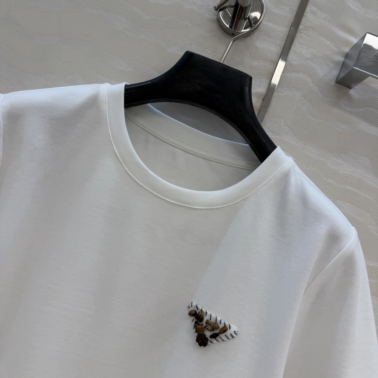 爆单推荐❤️原单品质PR时髦精穿搭！ 爆款定位手工定珠三角标T恤。时髦精必入⚡️一整个爱住！甜酷风少女帅