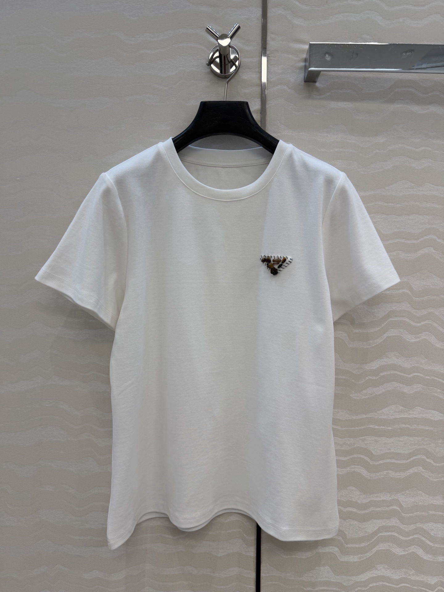 爆单推荐❤️原单品质PR时髦精穿搭！ 爆款定位手工定珠三角标T恤。时髦精必入⚡️一整个爱住！甜酷风少女帅