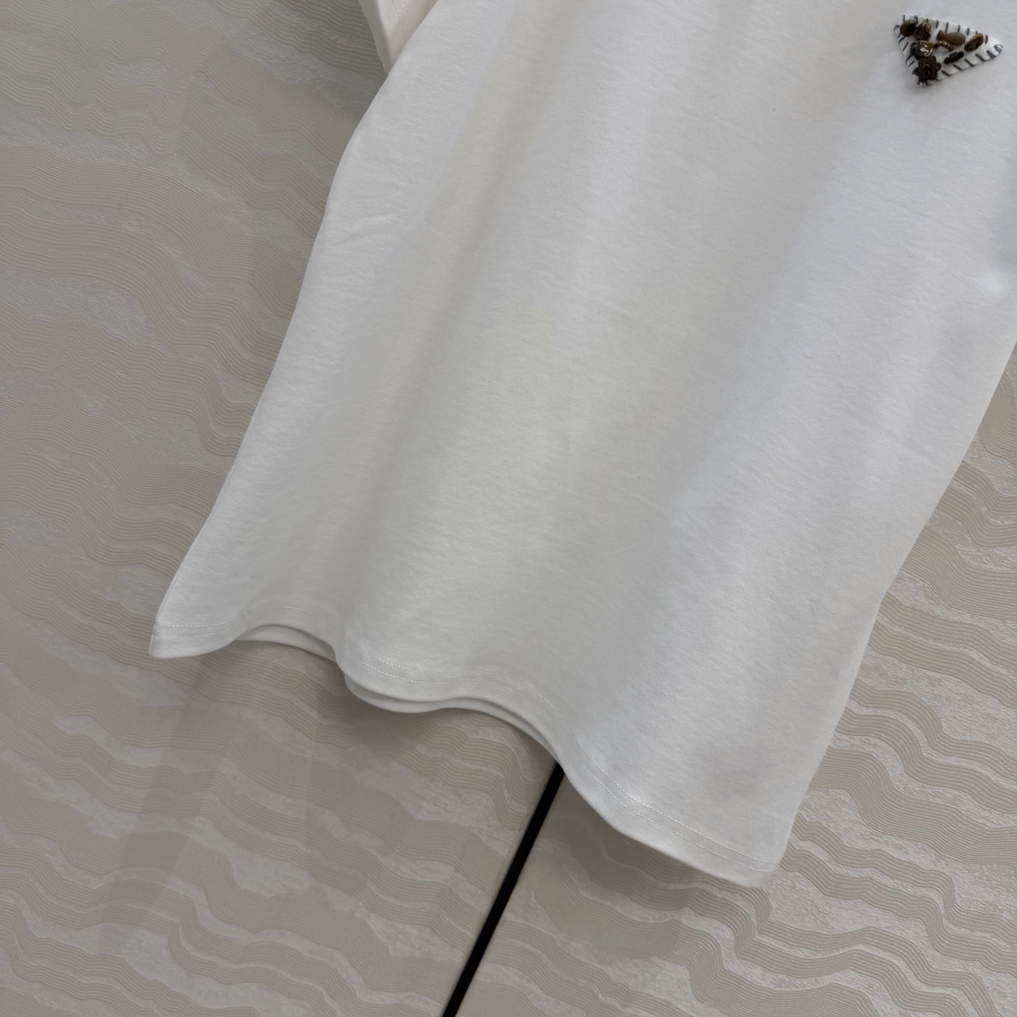 爆单推荐❤️原单品质PR时髦精穿搭！ 爆款定位手工定珠三角标T恤。时髦精必入⚡️一整个爱住！甜酷风少女帅