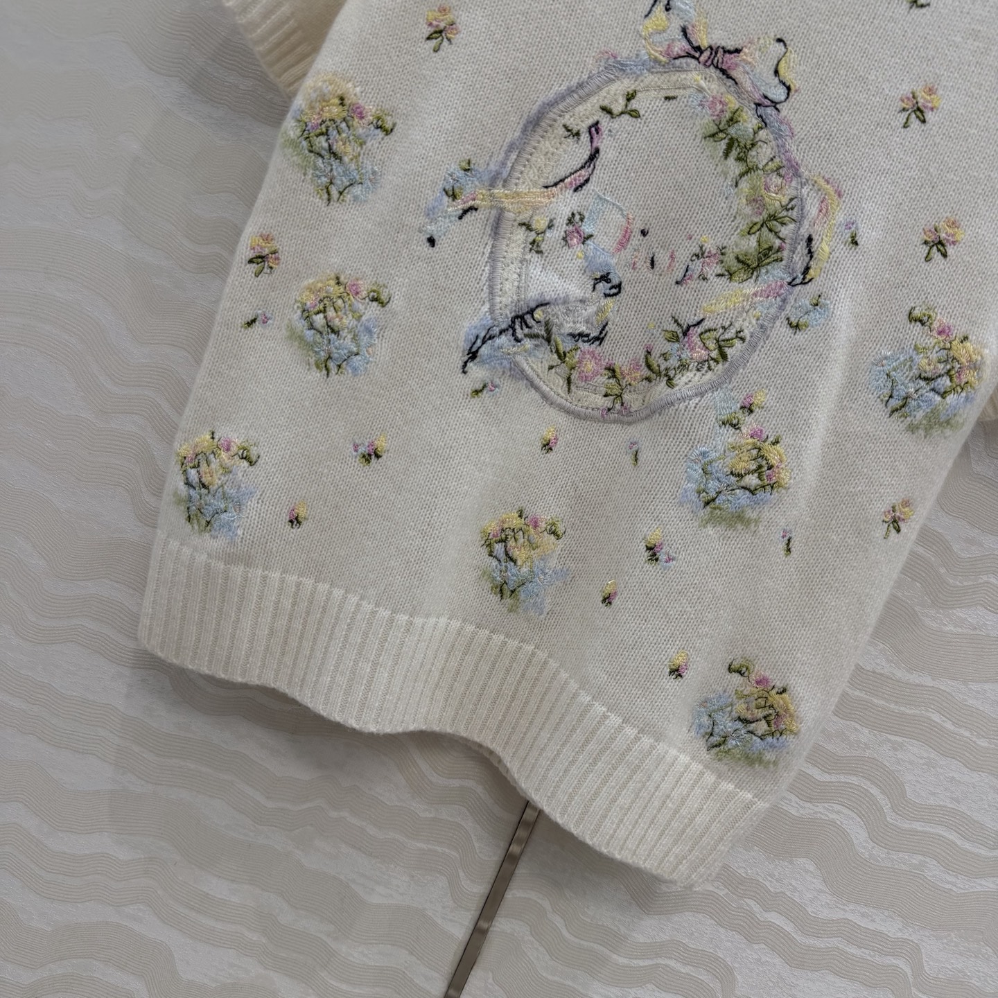 高端原单品质🖤MissD26早春新品Summer限定系列，封神绝美白花㚏图案定位刺绣羊绒短袖毛衣！进口1