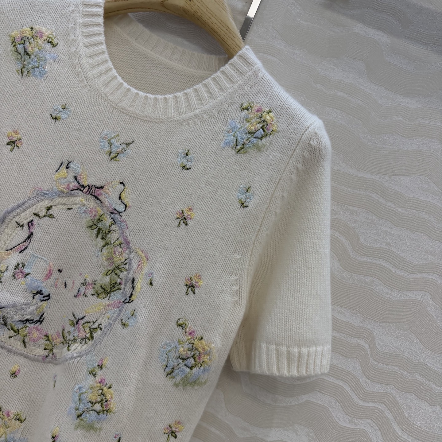 高端原单品质🖤MissD26早春新品Summer限定系列，封神绝美白花㚏图案定位刺绣羊绒短袖毛衣！进口1