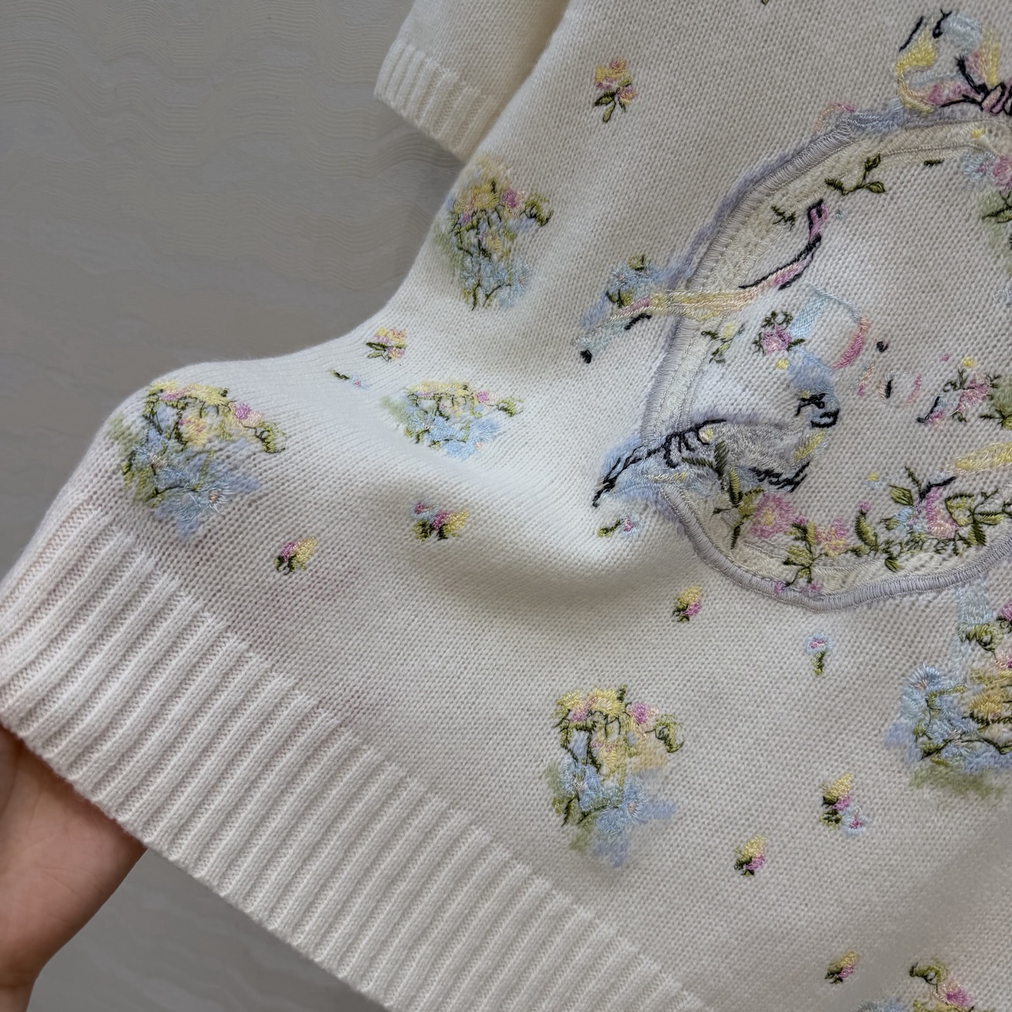 高端原单品质🖤MissD26早春新品Summer限定系列，封神绝美白花㚏图案定位刺绣羊绒短袖毛衣！进口1