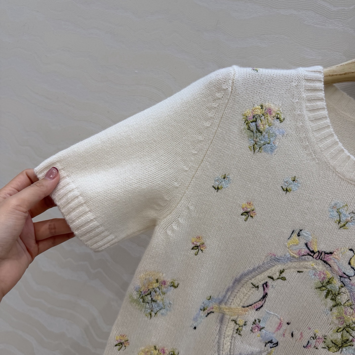 高端原单品质🖤MissD26早春新品Summer限定系列，封神绝美白花㚏图案定位刺绣羊绒短袖毛衣！进口1